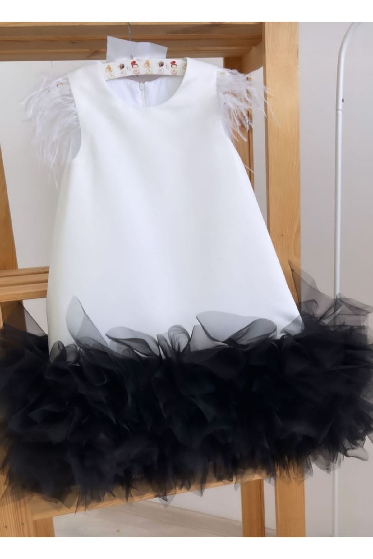 Mislina Kız Çocuk Kolları Tüylü Beyaz Eteği Siyah Tülden Detaylı Tasarım Elbıse