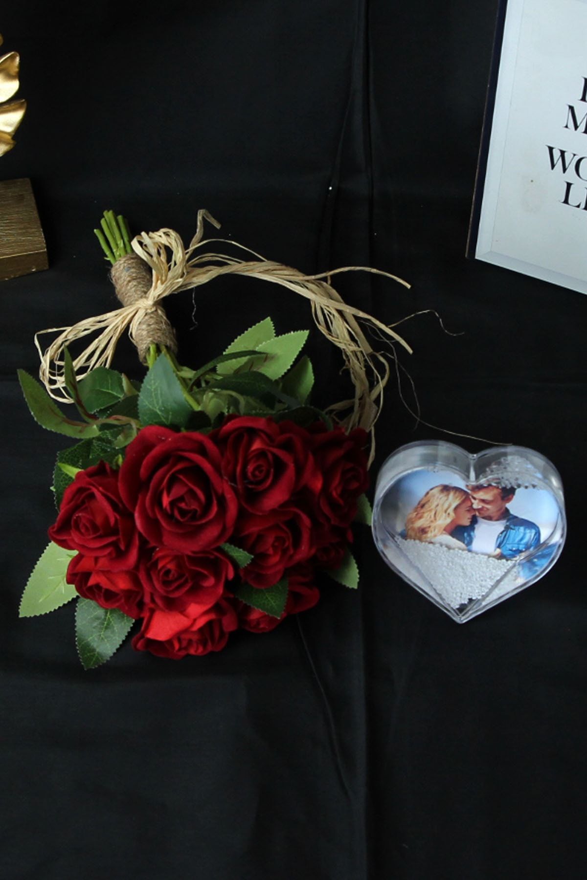 moryconcept Buket Kırmızı Güller 10 Lu Demet Hasır Iple Sarılı & Resimli Kalpli Kar Küresi Set Sevgiliye Hediye
