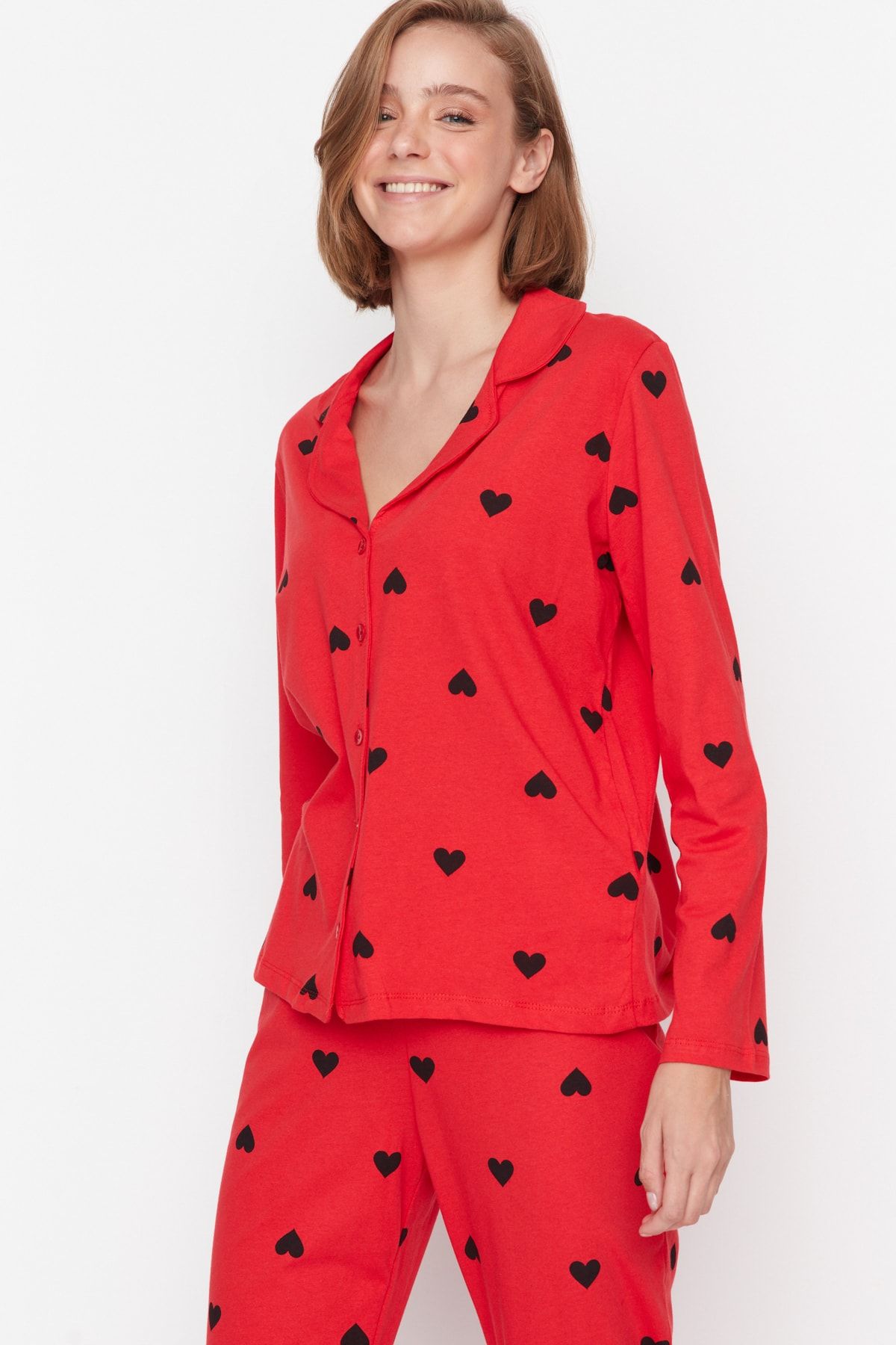 TRENDYOLMİLLA Kırmızı %100 Pamuk Kalp Desenli Gömlek-Pantolon Örme Pijama Takımı THMAW21PT0548