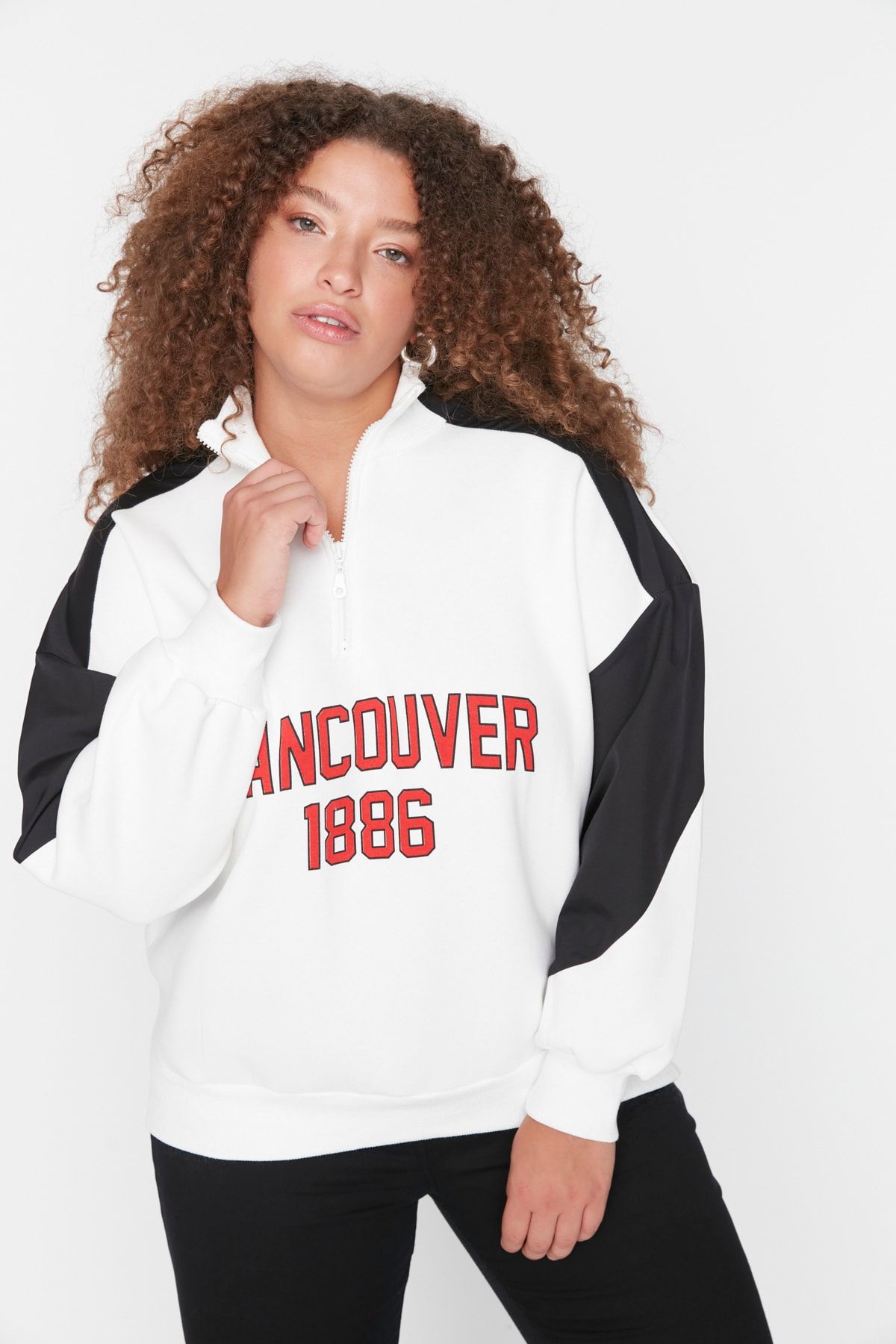 Trendyol Curve Ekru Baskılı Kalın Şardonlu Örme Sweatshirt TBBAW23AO00076