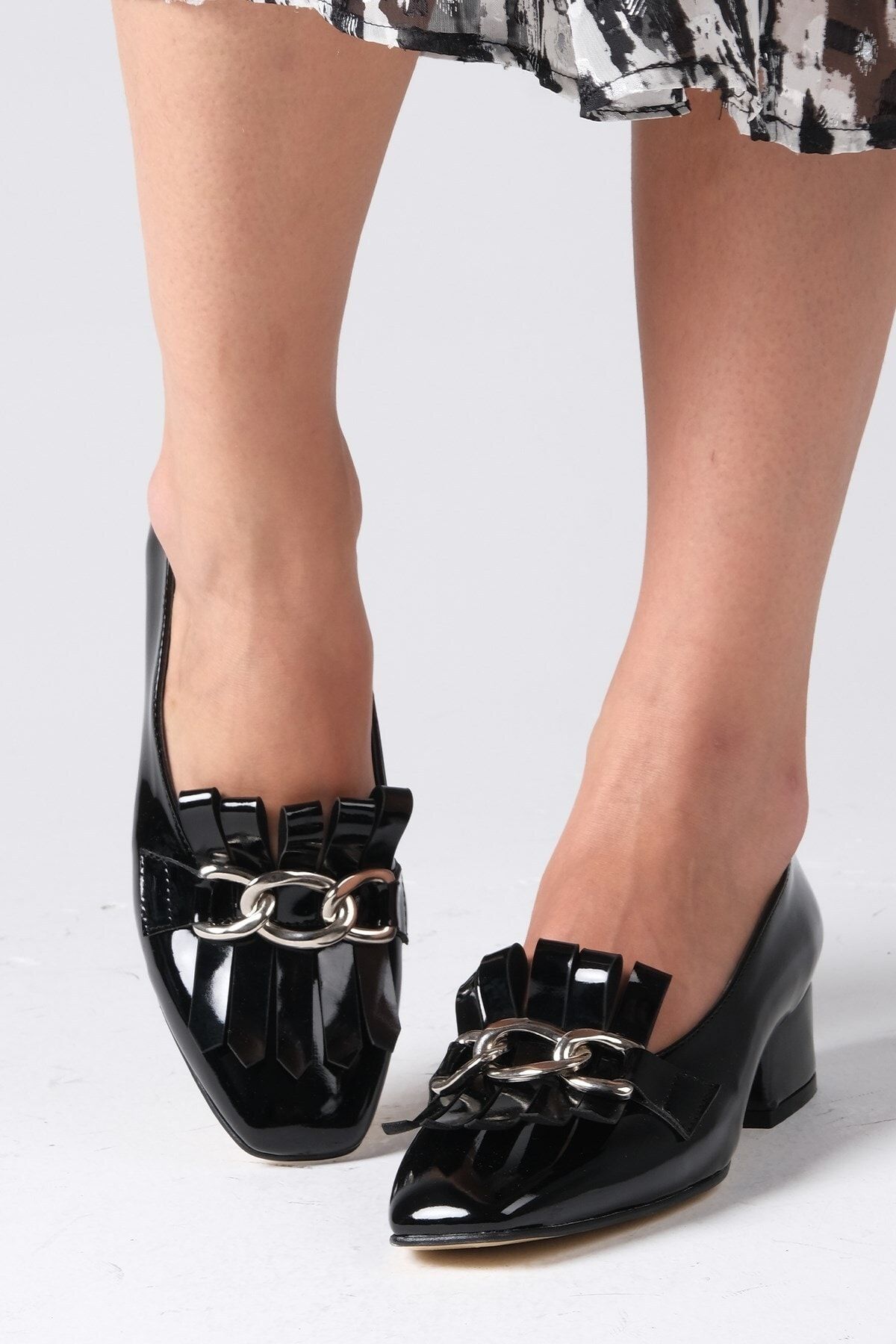 Mio Gusto Lottie Siyah Rugan Püskül Ve Zincir Aksesuarlı Kısa Topuklu Kadın Ayakkabı