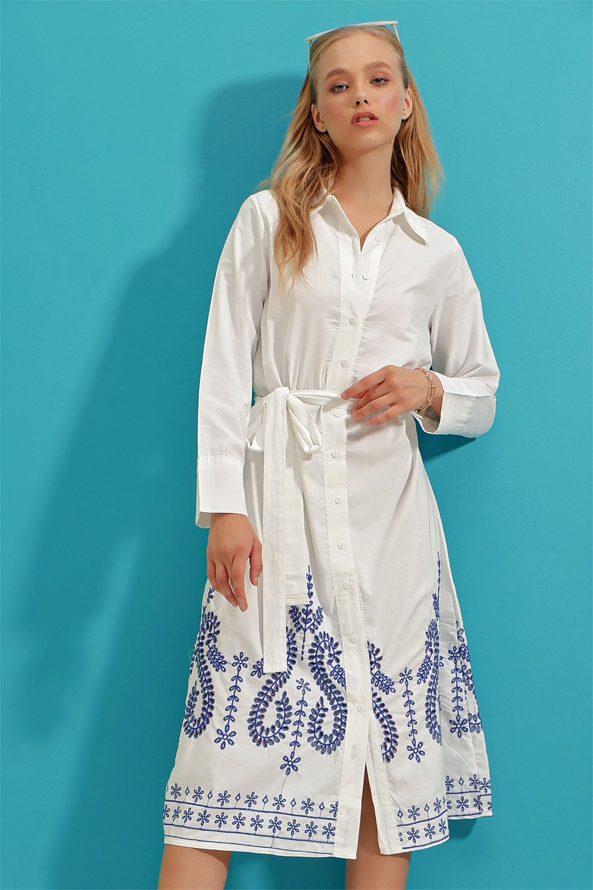 Trend Alaçatı Stili Kadın Beyaz Eteği Nakış İşlemeli Poplin Gömlek Elbise ALC-X9216