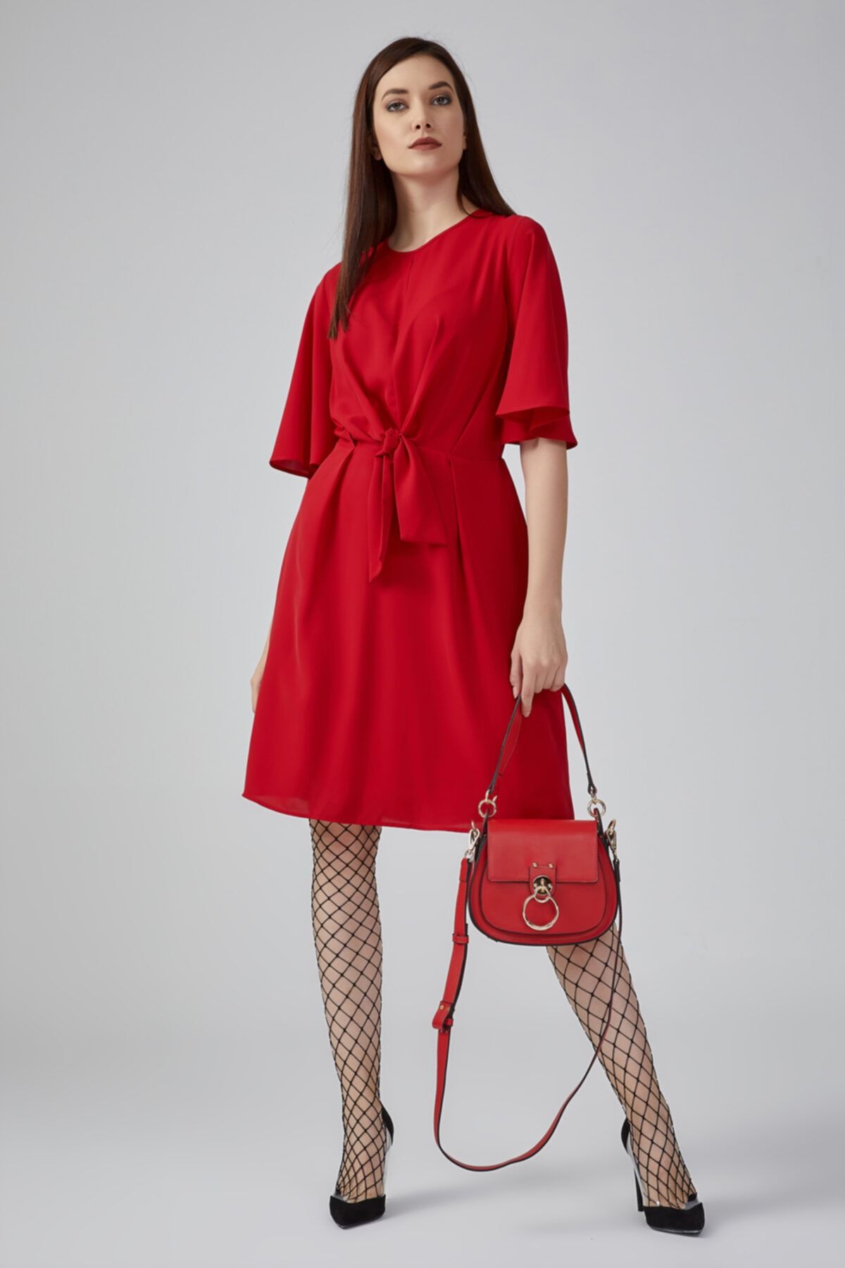 Gusto Önü Dökümlü Kolları Dökümlü Elbise - Kırmızı