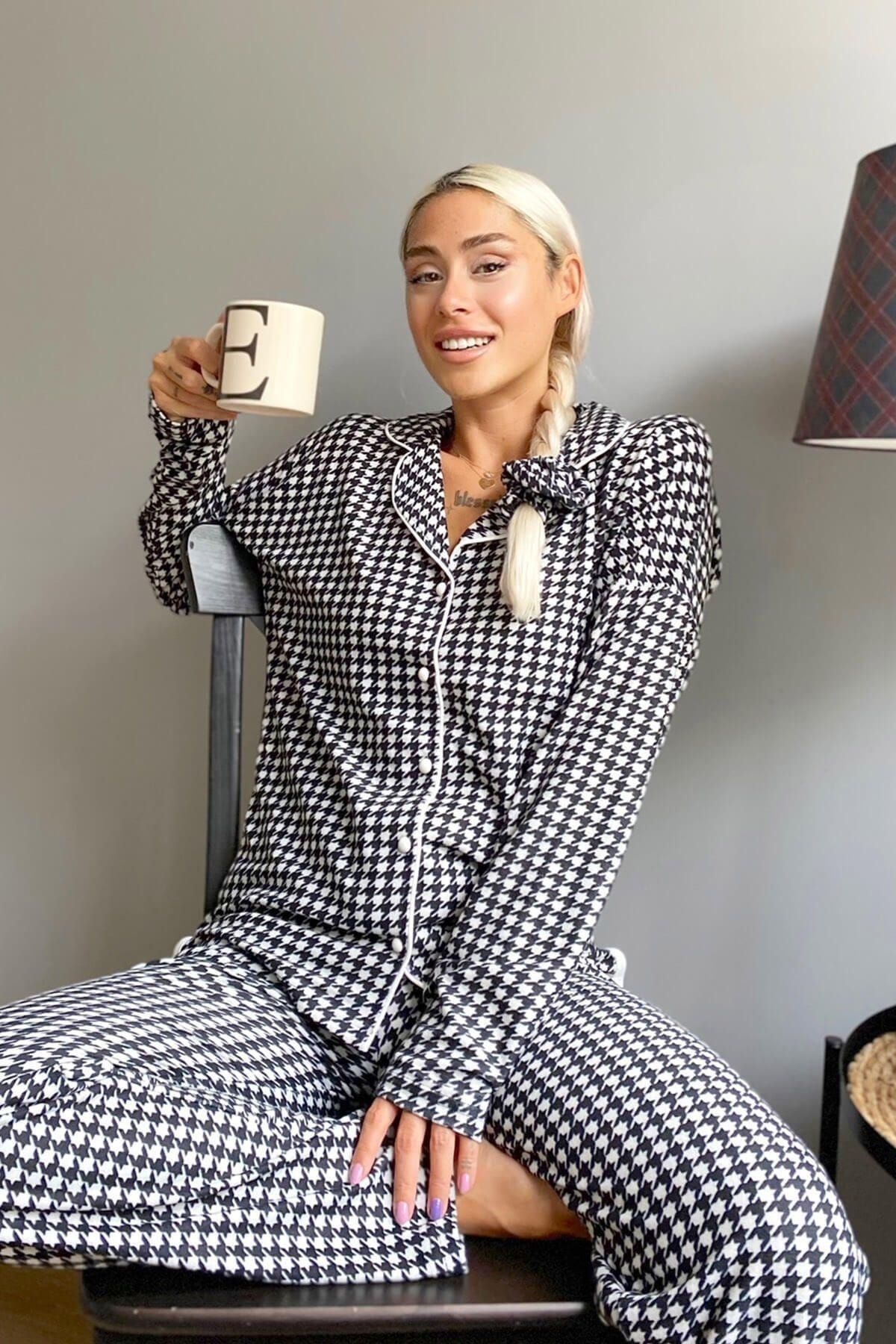 Pijamaevi Kazayağı Baskılı Önden Düğmeli Uzun Kollu Kadife Pijama Takımı