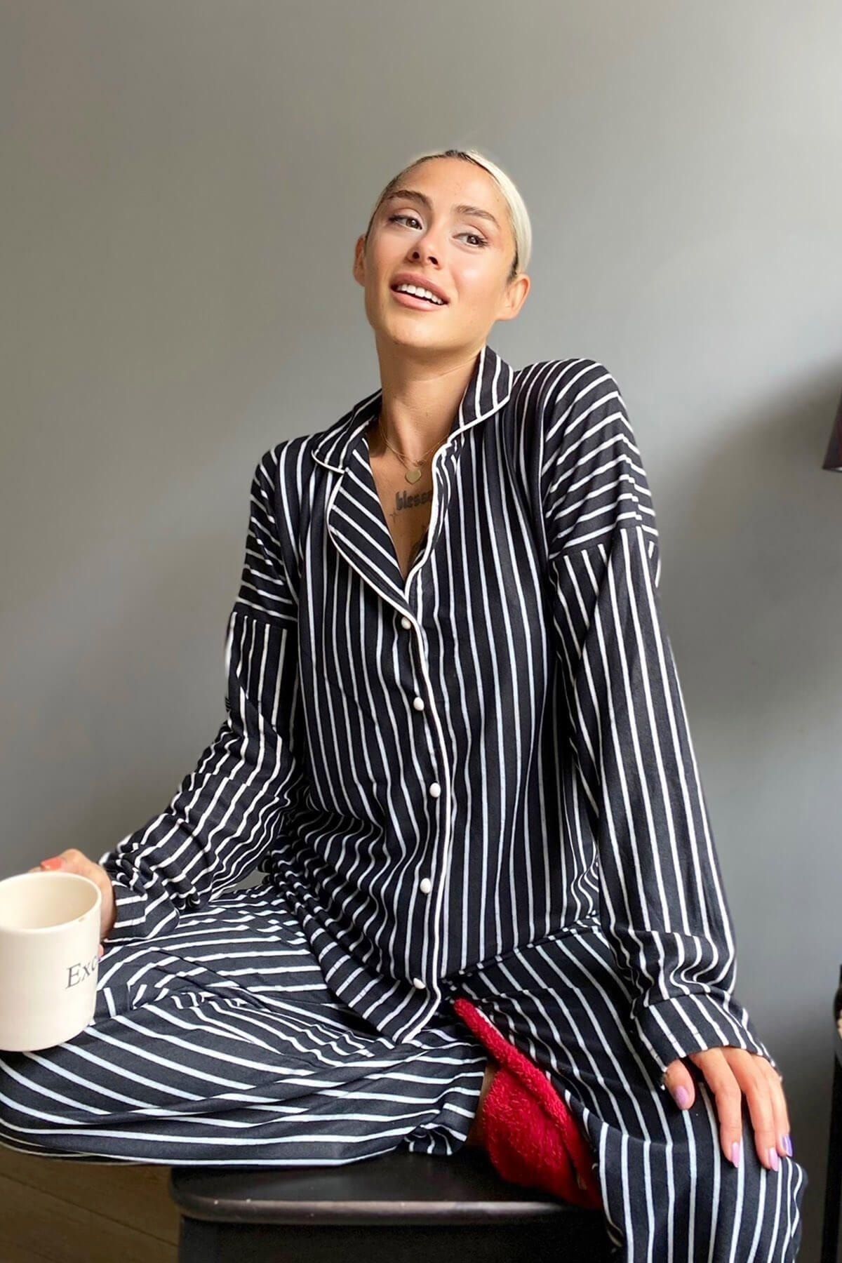 Pijamaevi Çizgi Baskılı Önden Düğmeli Uzun Kollu Kadife Pijama Takımı