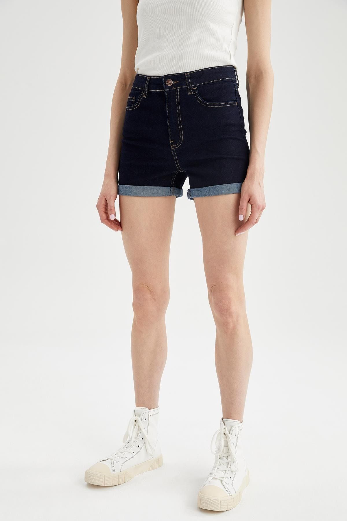 Defacto Katlama Detaylı Slim Fit Mini Jean Şort