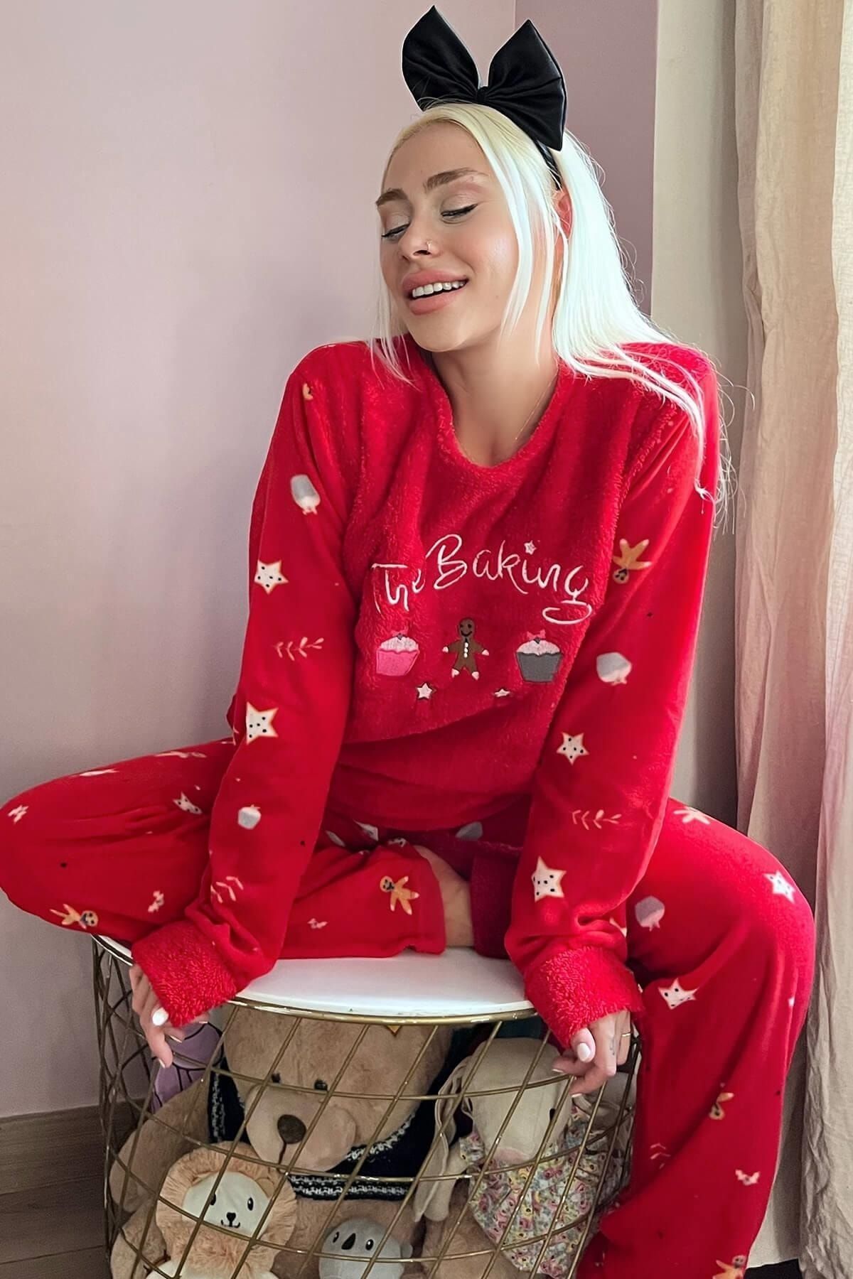 Pijamaevi Kırmızı Baking Desenli Kadın Peluş Pijama Takımı