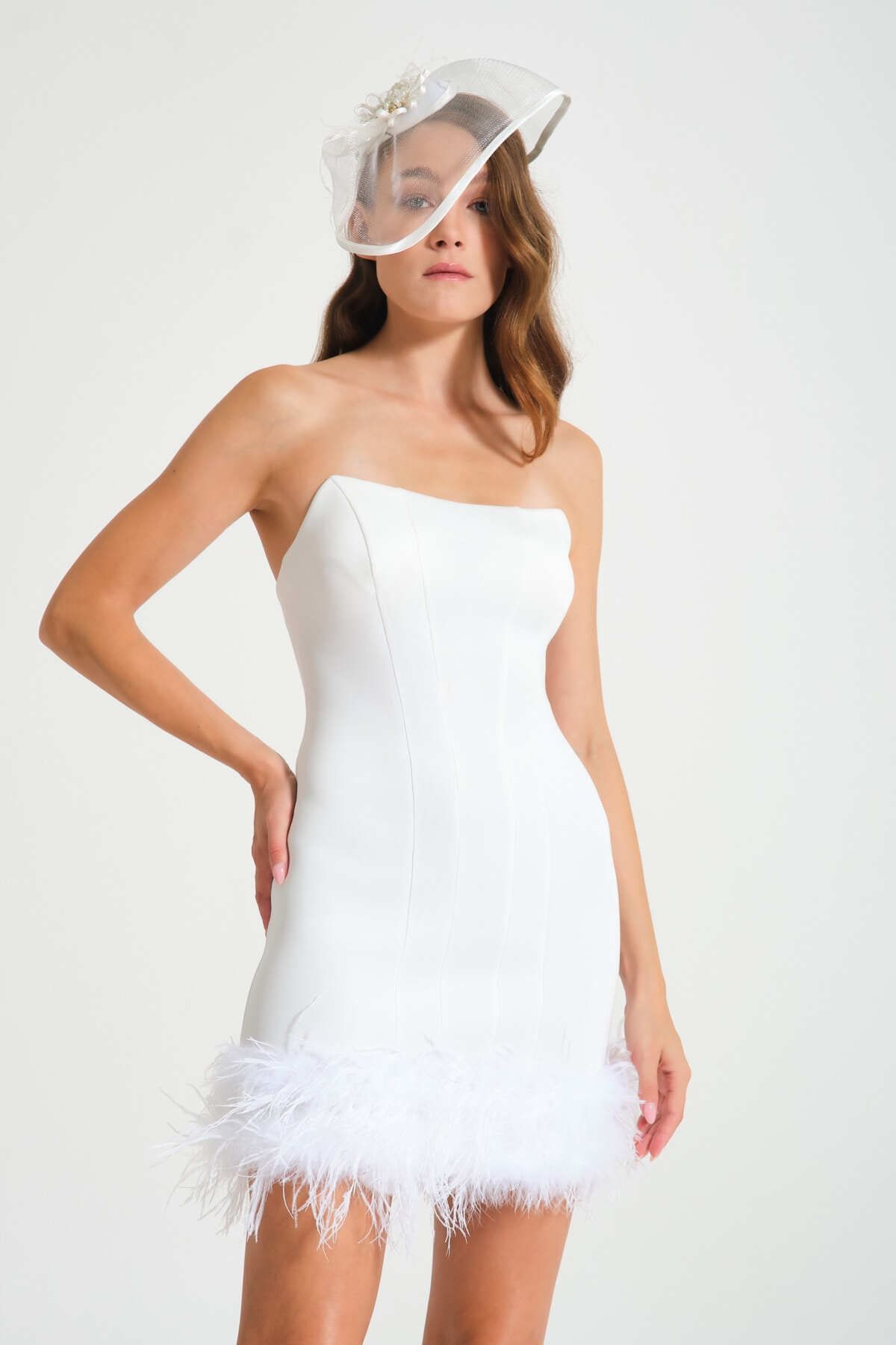 Tara Coşkuntuncel Tina Beyaz Straplez Tüy Detaylı Mini Elbise