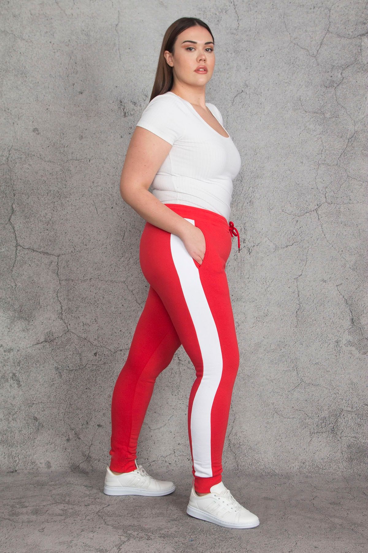 Şans Kadın Büyük Beden Kırmızı Bel Kısmı Lastik Ve Bağcık Detaylı Yan Şeritli Spor Pantolon 65n22101