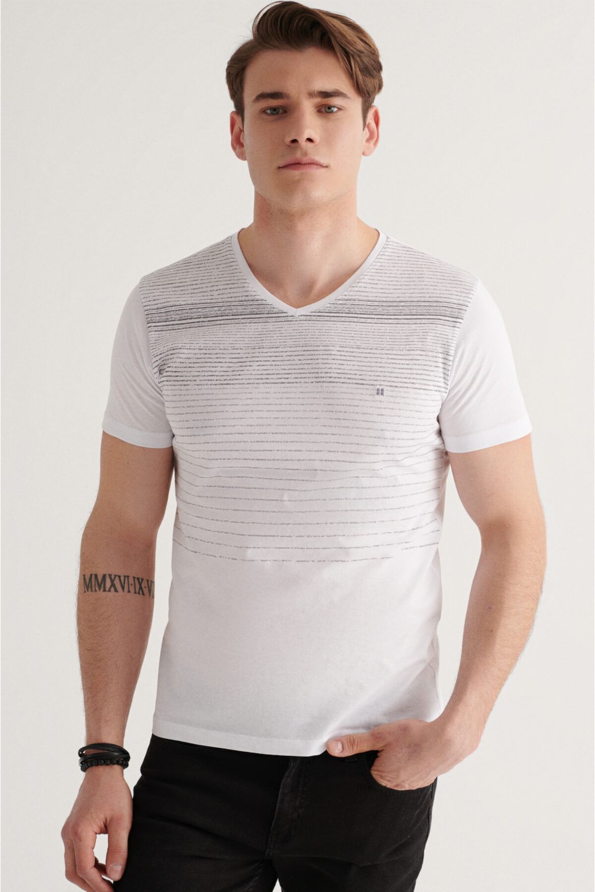 Avva Erkek Beyaz V Yaka Degrade Çizgili T-shirt A11y1106