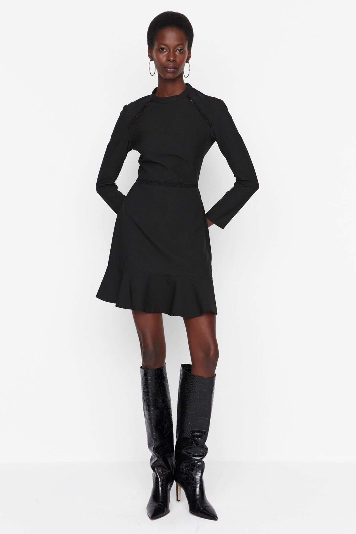 TRENDYOLMİLLA Siyah A Kesim Yakası Dantel Detaylı Eteği Volanlı Mini Dokuma Elbise TWOAW21EL1892