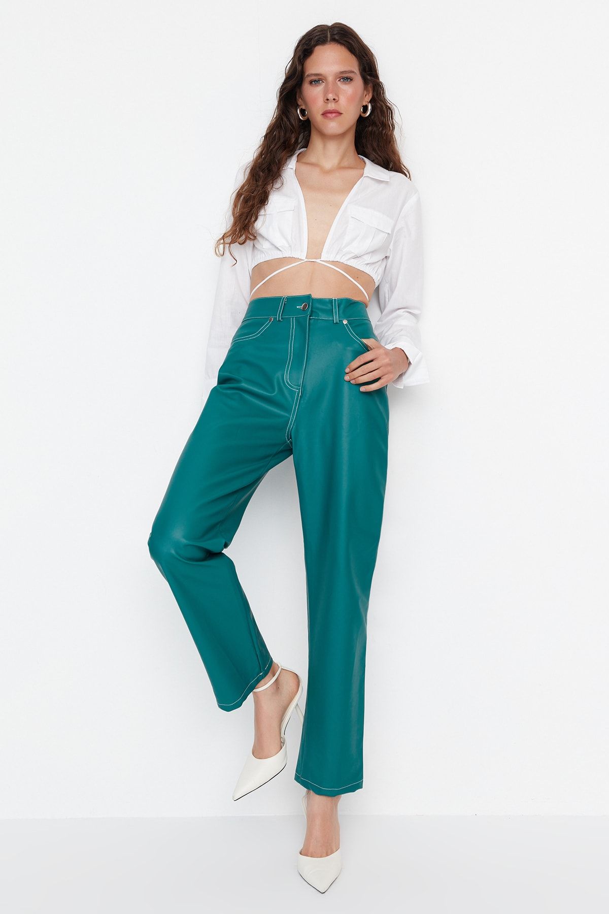 TRENDYOLMİLLA Limited Edition Yeşil Straight Dokuma Suni Deri Pantolon TWOAW22PL0214