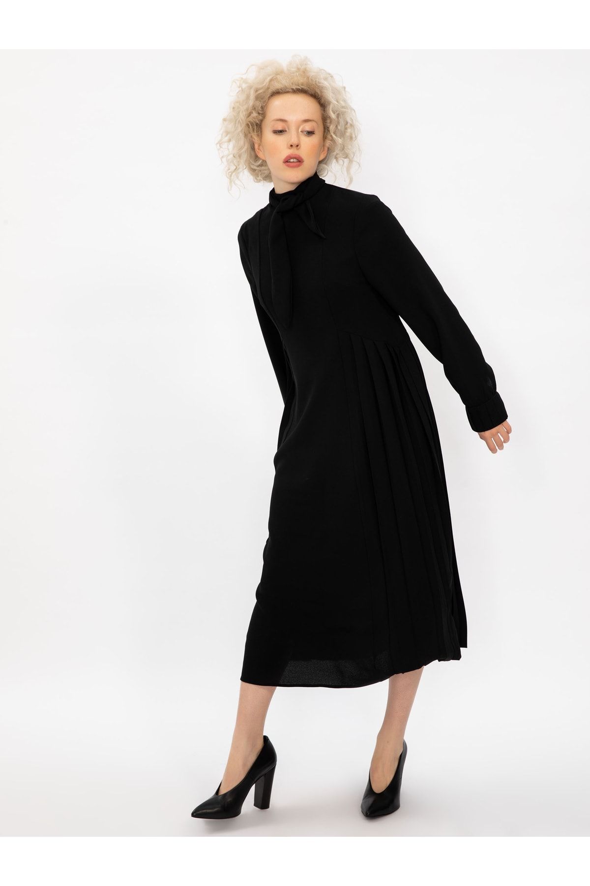 Vekem Kadın Siyah Yakası Bağlamalı Uzun Kollu Midi Elbise