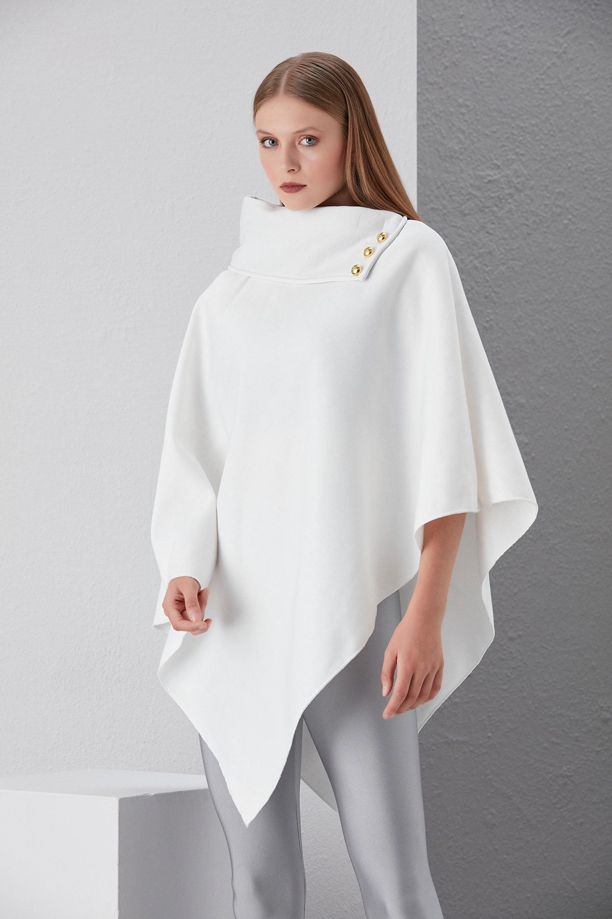 moda biz Kadın Yakası Düğme Detaylı Şık Tasarımlı Beyaz Panço