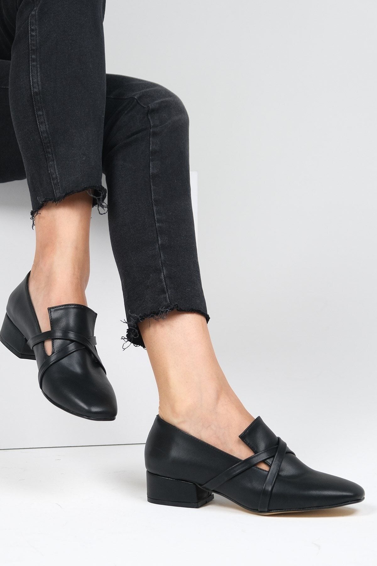 Mio Gusto Doris Siyah Renk Çapraz Bantlı Kadın Kısa Topuklu Ayakkabı
