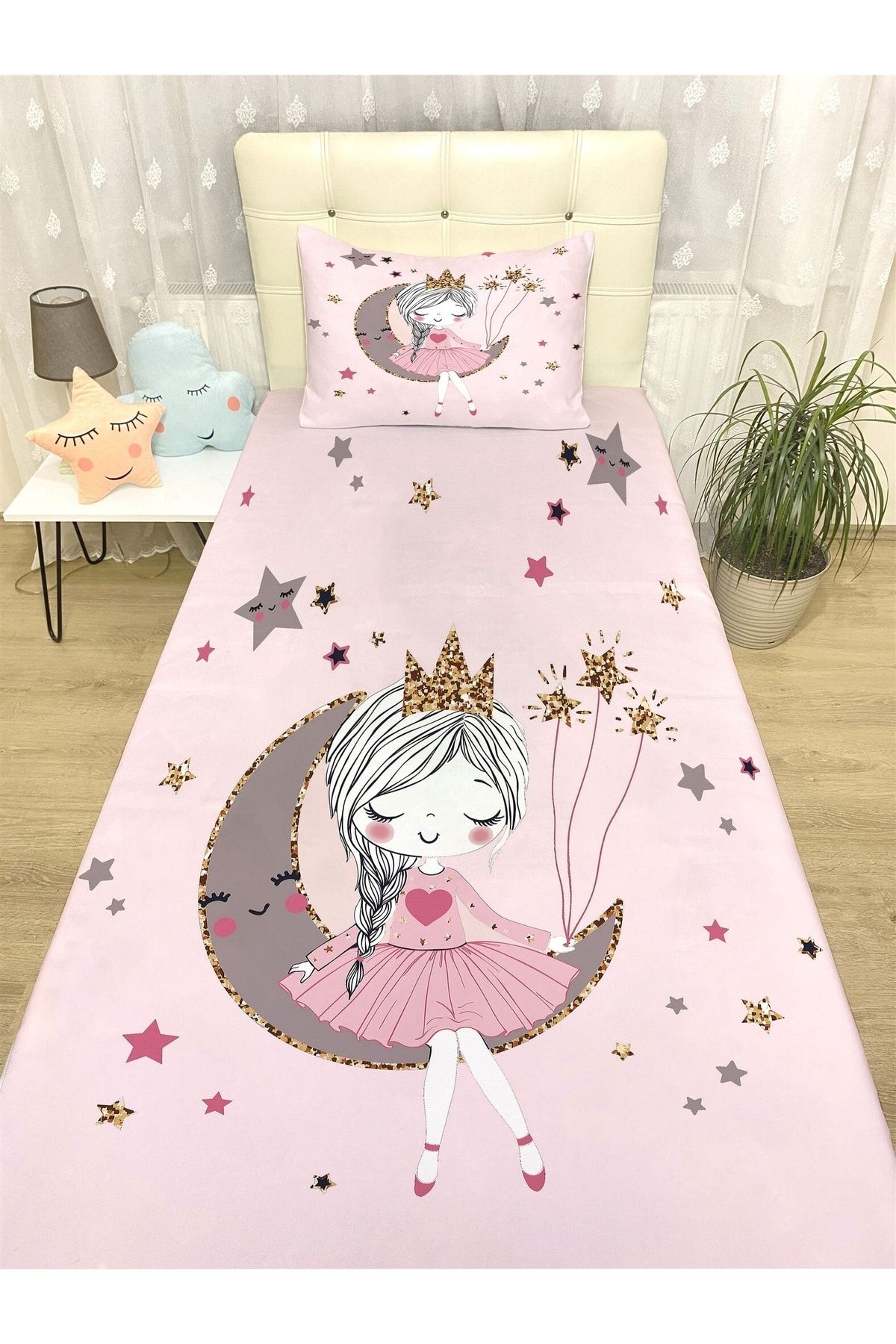 Evpanya Pembe Ay Üstündeki Prenses Desenli Yatak Örtüsü Ve Yastık