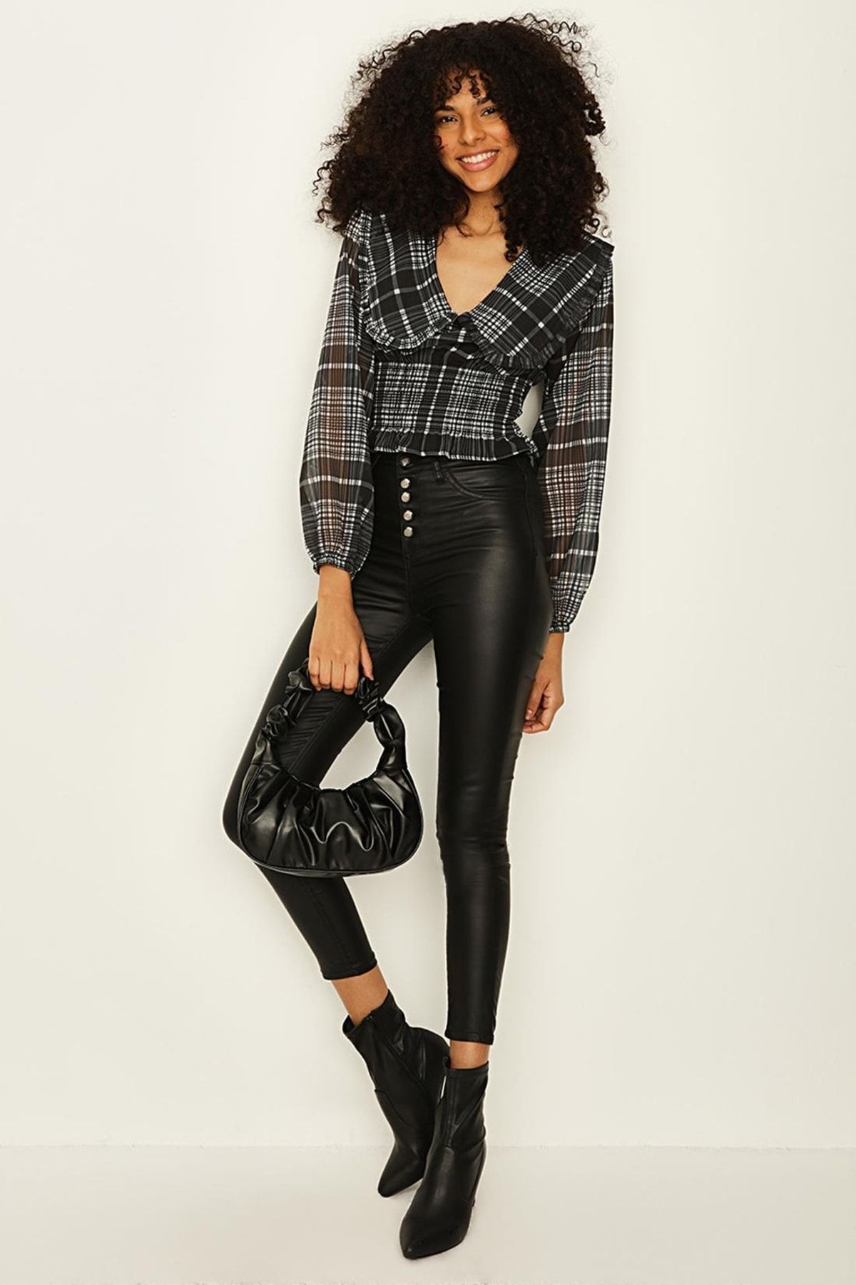 Select Moda Kadın Siyah V Yaka Balon Kollu Desenli Bluz