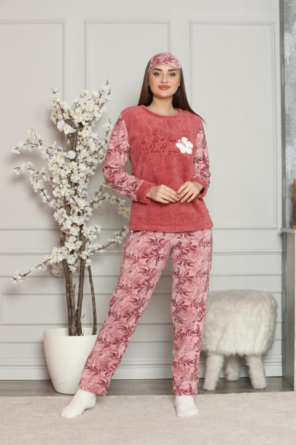 ARCAN Çiçek Nakış Detaylı Göz Bandı Ve Çorap Hediyli Pelüş Pijama Takımı 1160