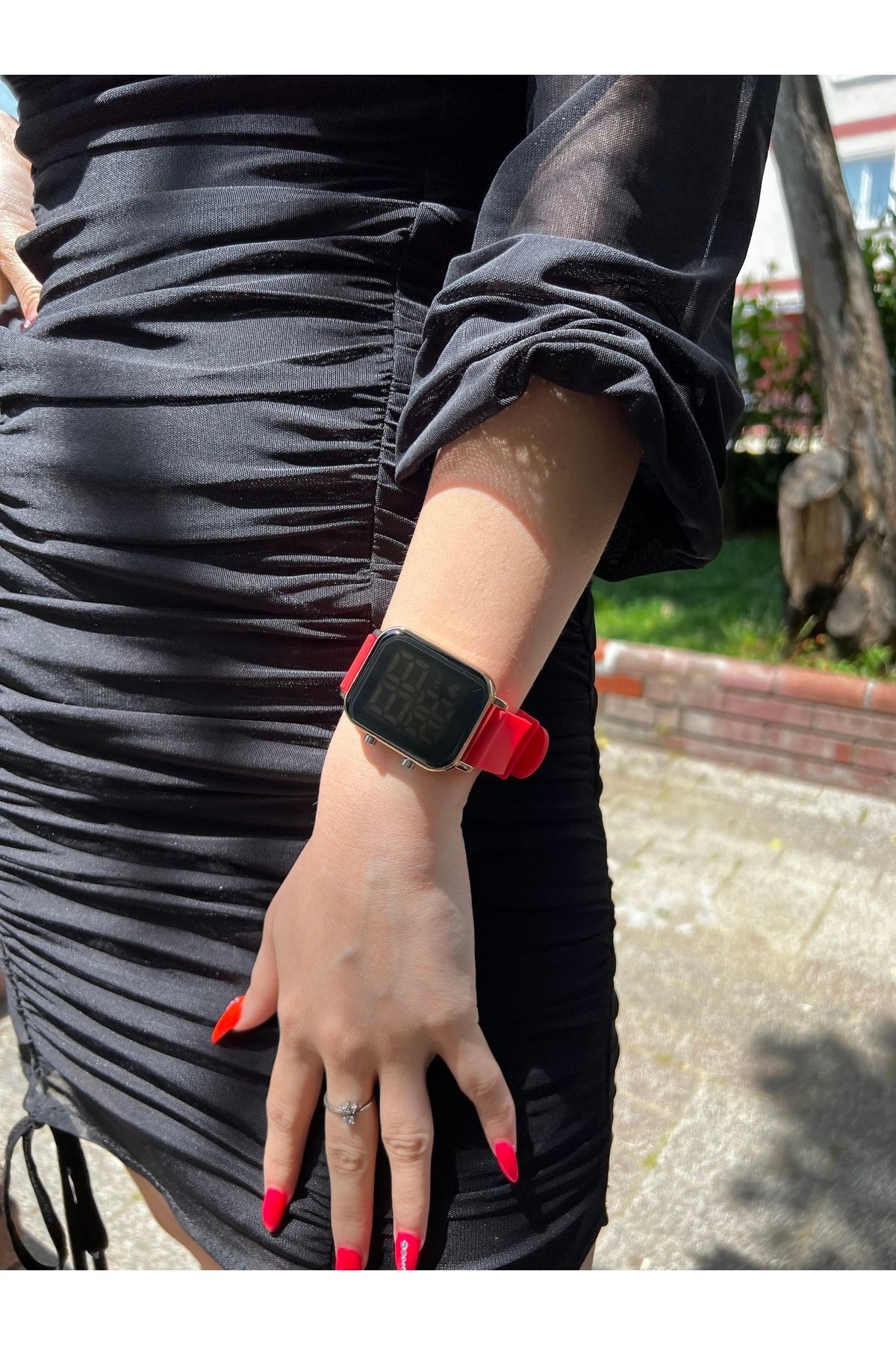 İSTLİV Kadın Kırmızı Renk Silikon Kordon Dijital Led Kol Saati
