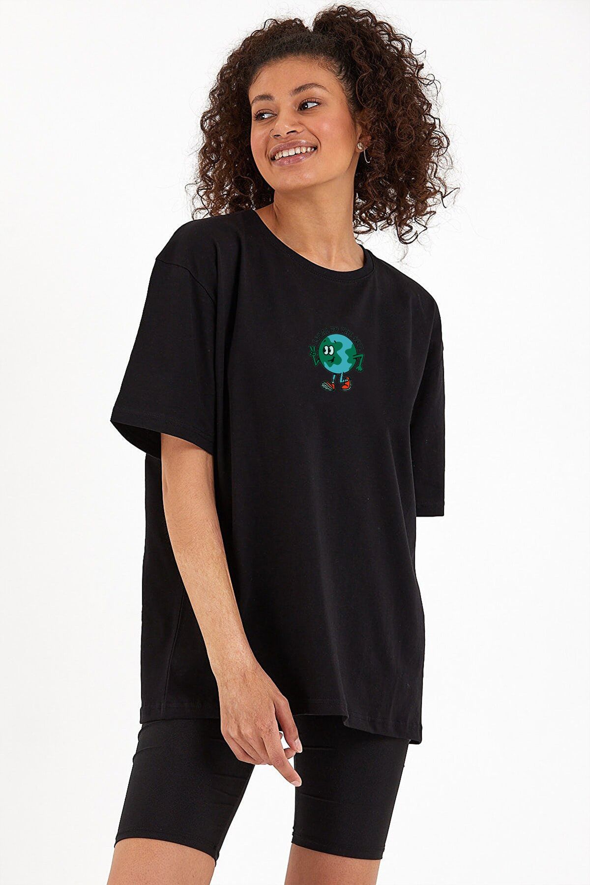 Kozmik Tapestry Kadın Siyah Earth Baskılı Bisiklet Yaka Oversize Pamuklu T-shirt