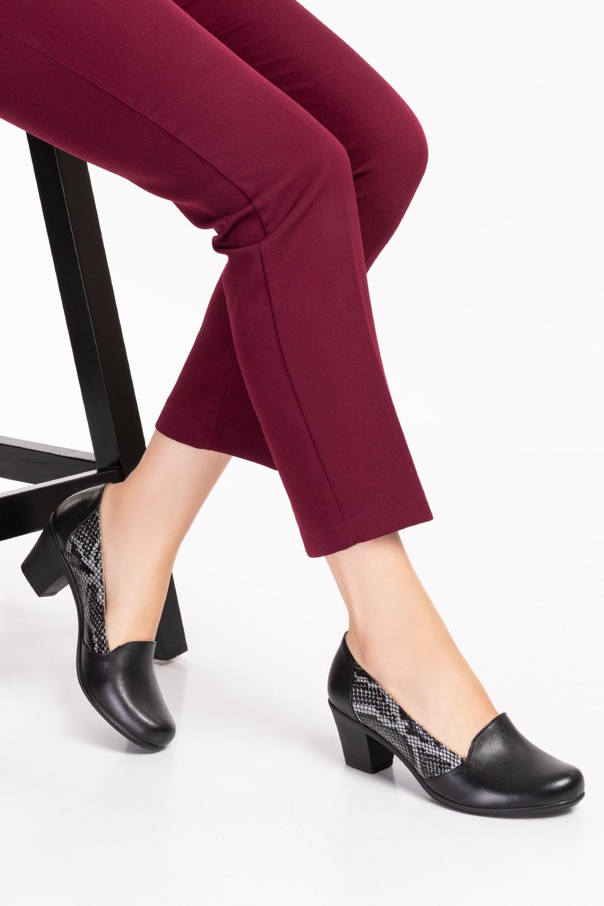 Akgün Terlik Kadın Hakiki Deri Siyah Yılan Detaylı Topuklu Ayakkabı
