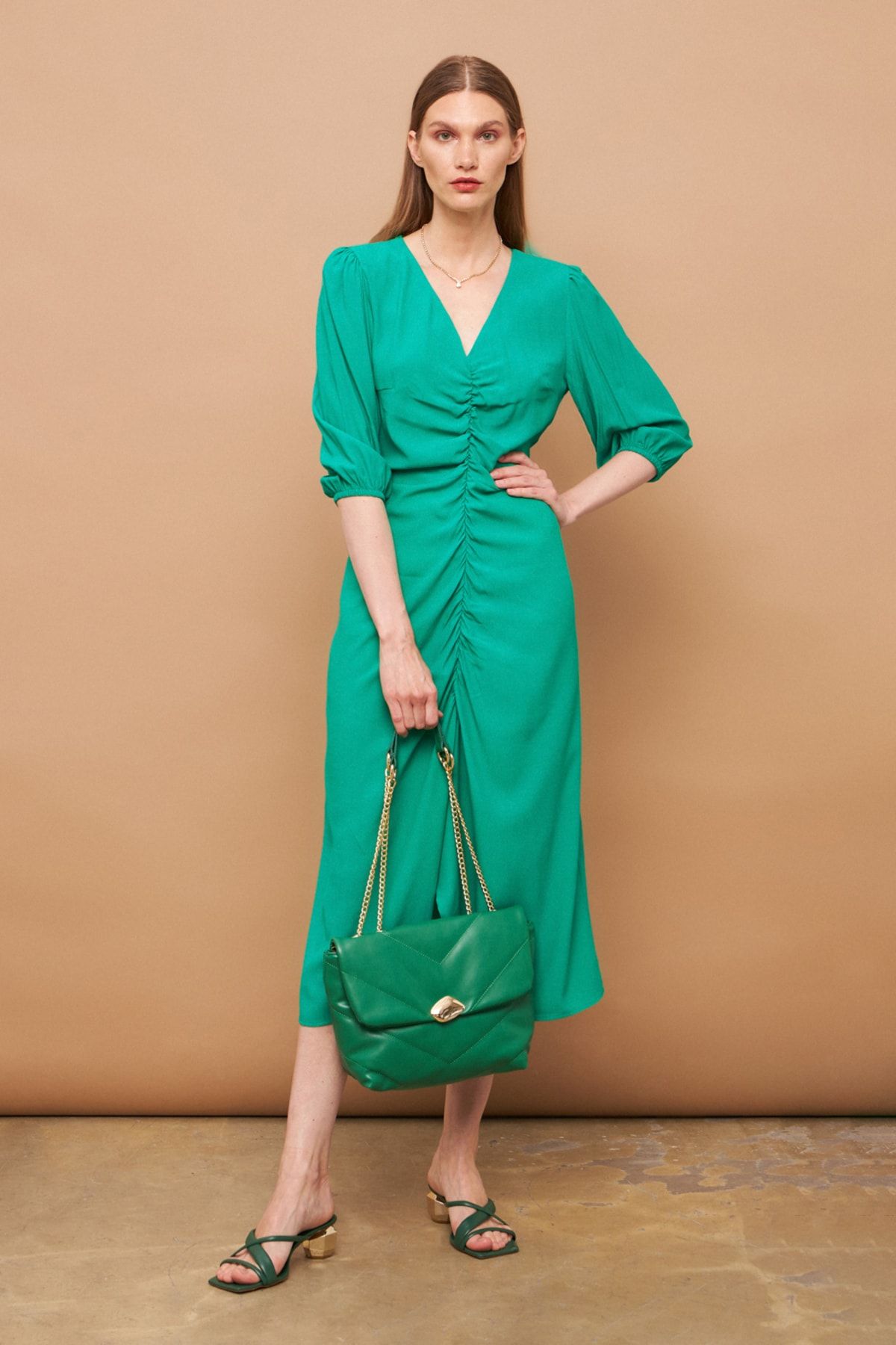 Gusto V Yakalı Önü Büzgülü Elbise - Yeşil
