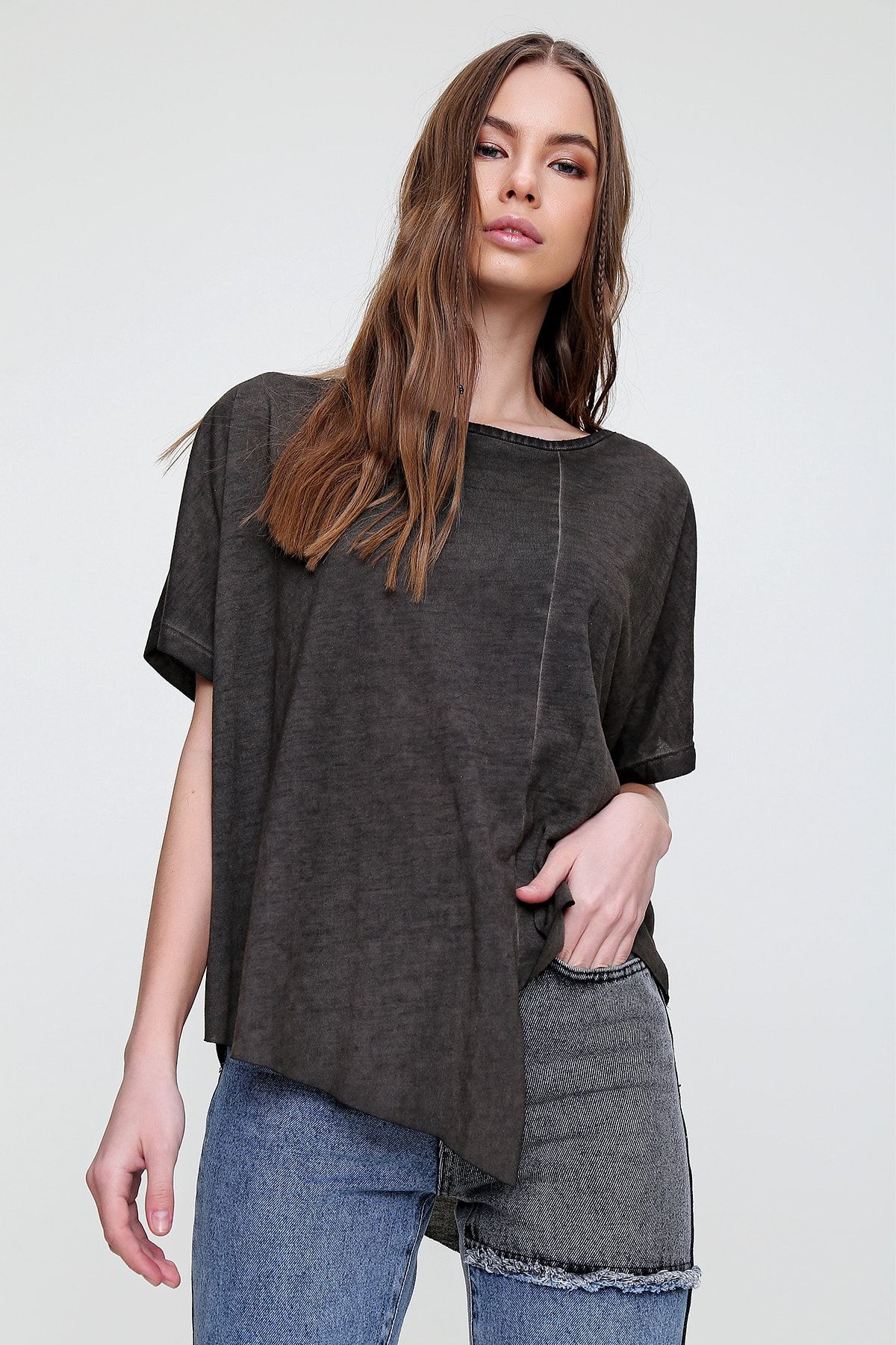 Trend Alaçatı Stili Kadın Antrasit Asimetrik Kesim Yıkamalı T-Shirt MDA-1128