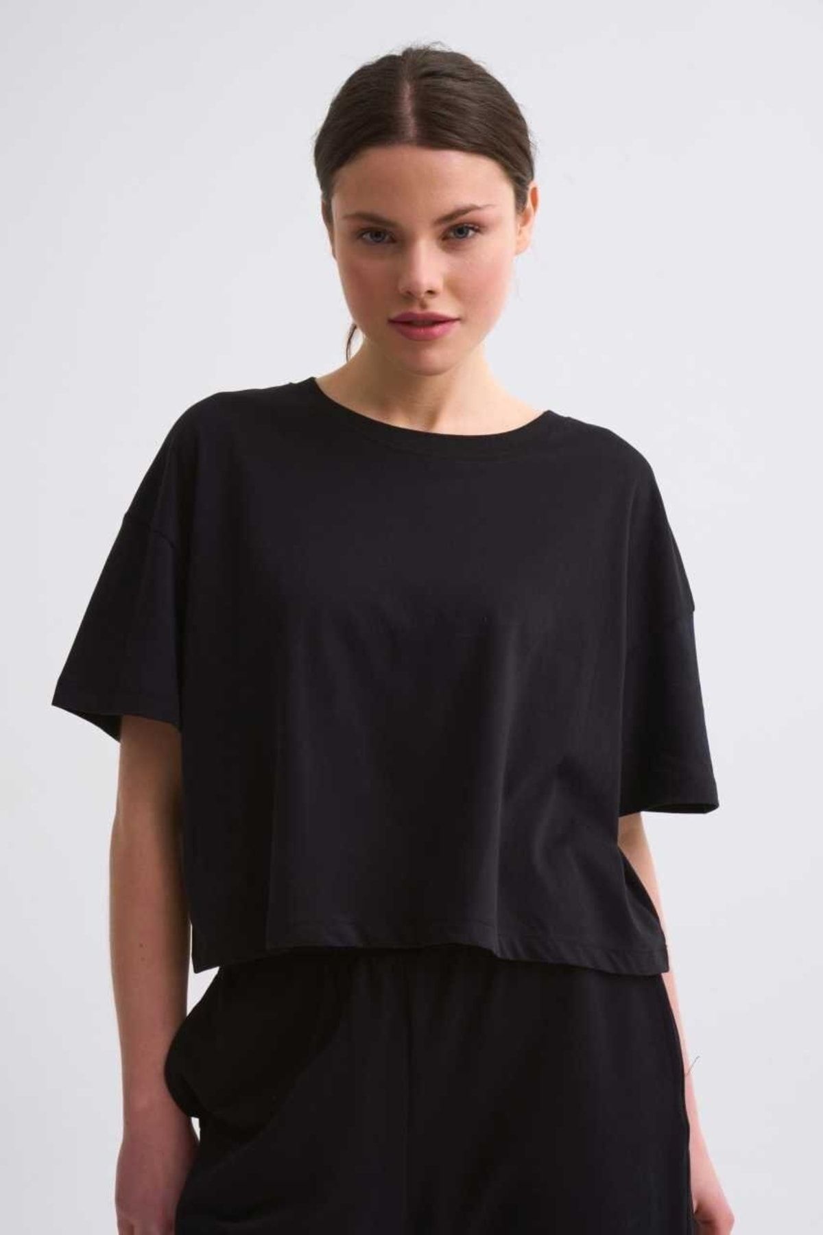 THERECOLOR Siyah Kısa Kollu Organik Crop Tişört Regular Fit Kadın