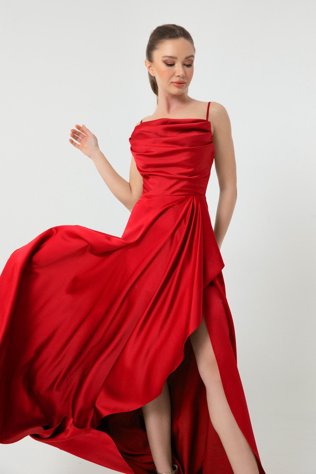 OFZE Kadın Kırmızı Volanlı Yırtmaçlı Saten Abiye & Mezuniyet Elbisesi