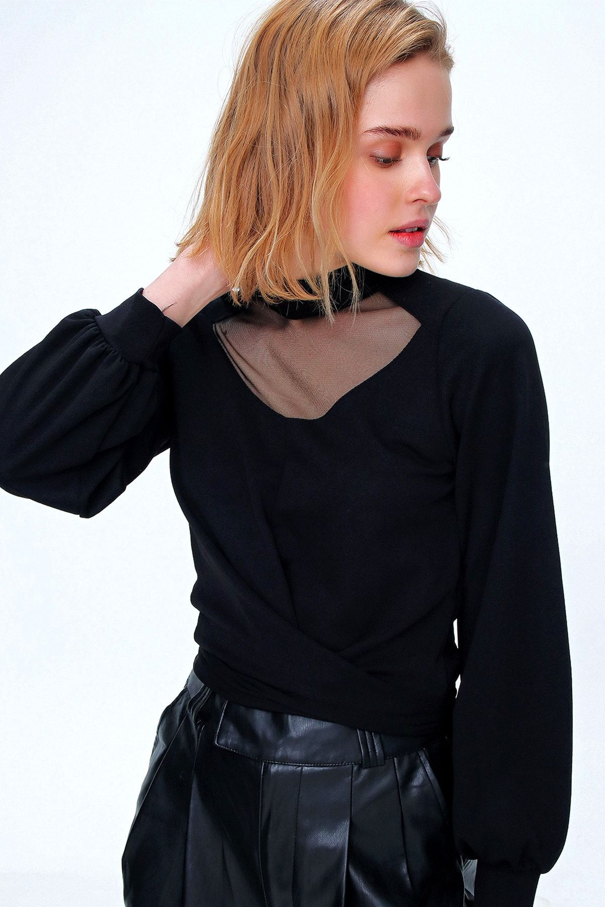 Trend Alaçatı Stili Kadın Siyah Dik Yaka Tül Detaylı Önü Bağlamalı Bluz ALC-X5606