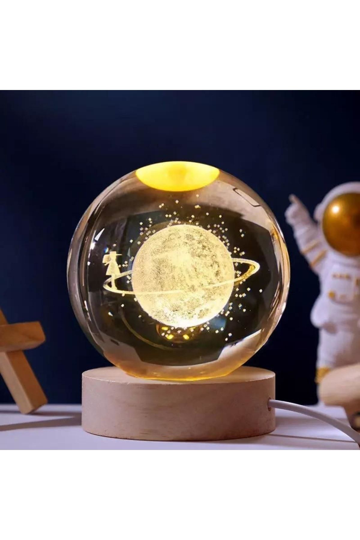 Piraye Hediyelik Eşya Dekoratif Gezegen Üzerindeki Kız Tasarımlı Ahşap Altlıklı Işıklı Cam Küre