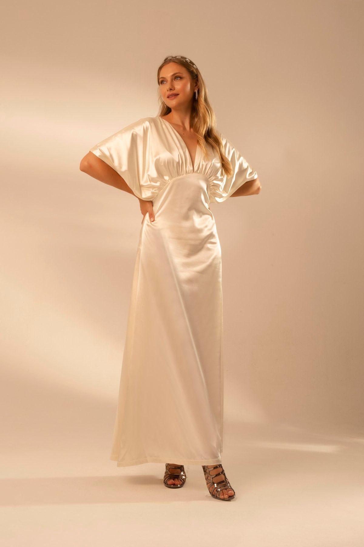 The Siempre Bella Jolene V Yaka Kırık Beyaz Saten Elbise