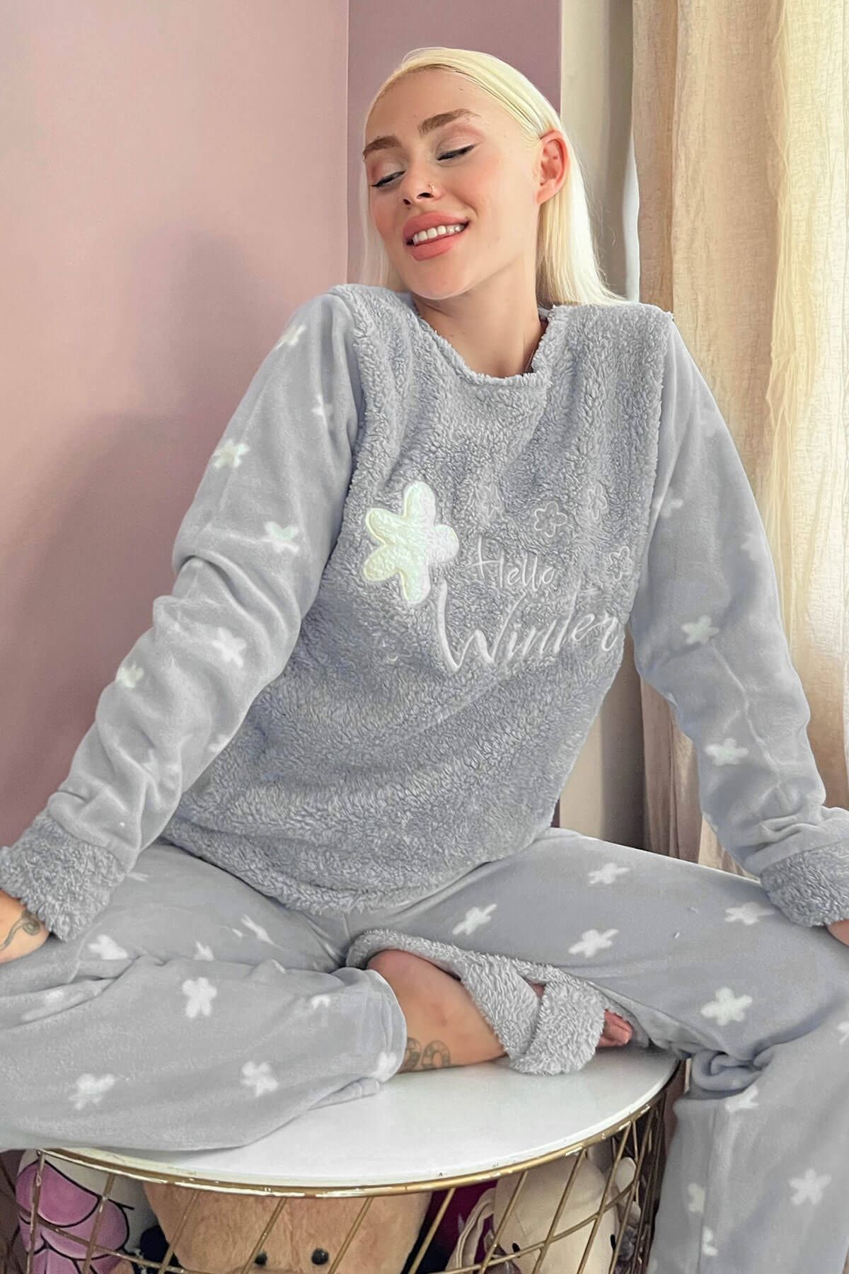 Pijamaevi Gri Hello Winter Desenli Kadın Peluş Pijama Takımı