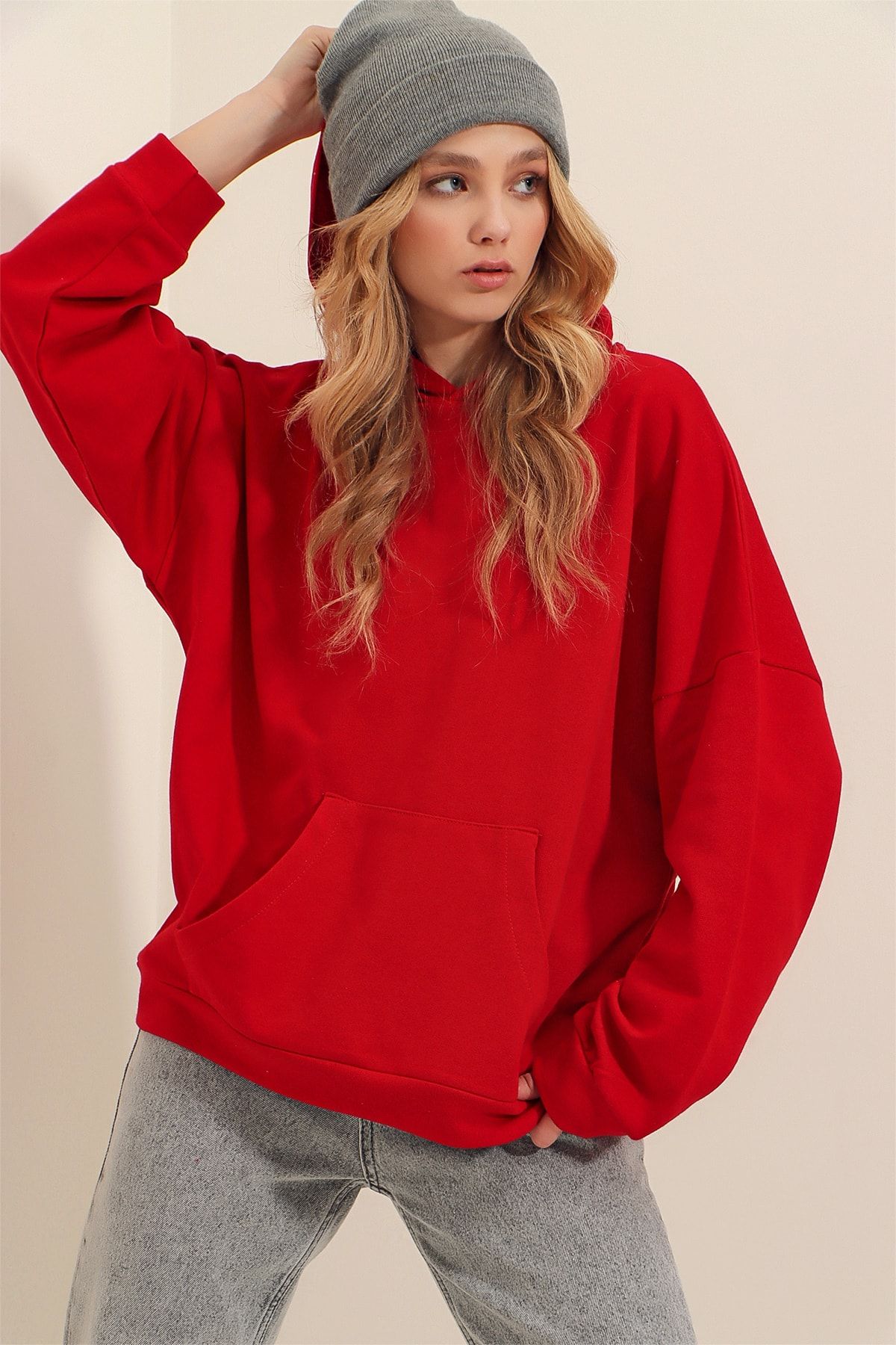 Trend Alaçatı Stili Kadın Kırmızı Kapüşonlu Kanguru Cepli 3 İplik Kalın Sweatshirt ALC-531-009