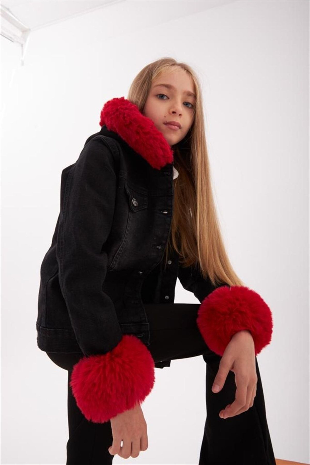 Hilal Akıncı Kids Kız Çocuk Kapüşonu ve Kolları Renkli Kürklü Siyah Kot Ceket