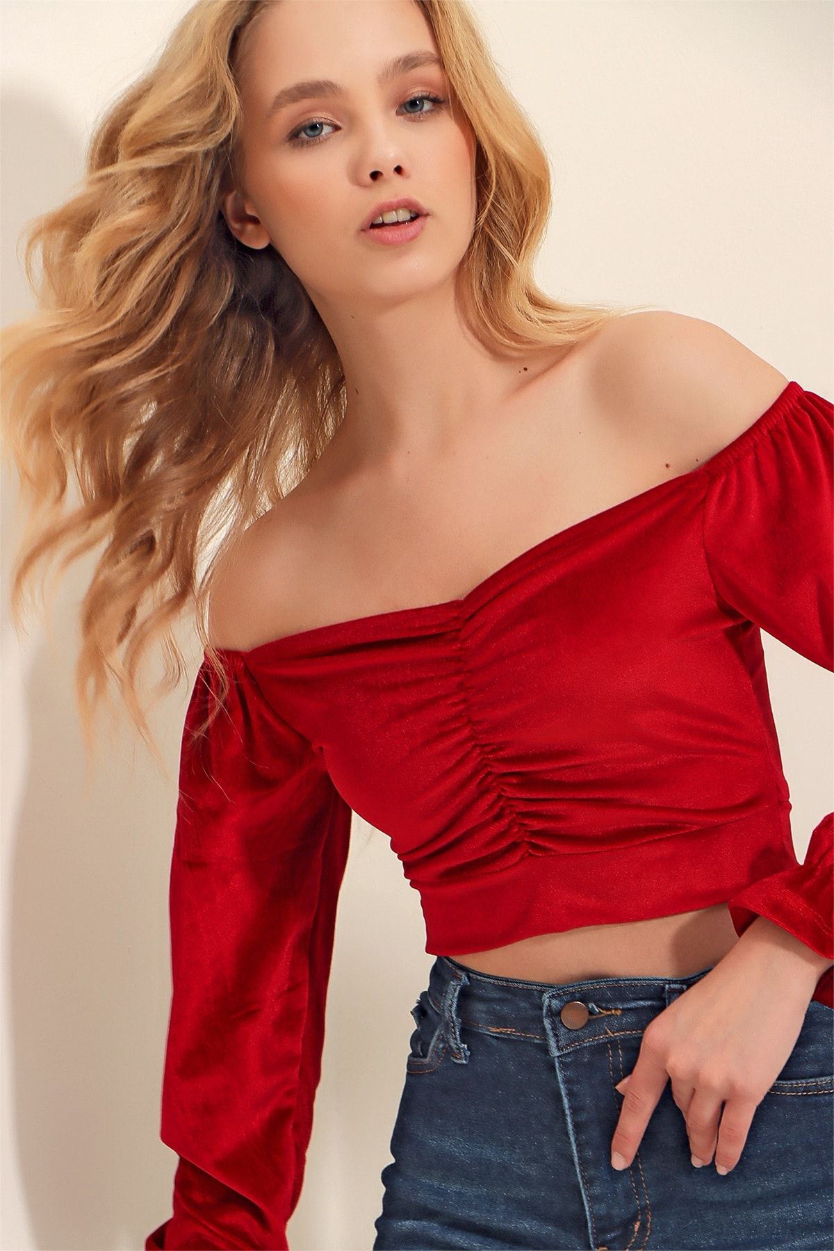 Trend Alaçatı Stili Kadın Kırmızı Öpücük Yaka Önü Büzgülü Kadife Crop Bluz ALC-X9317