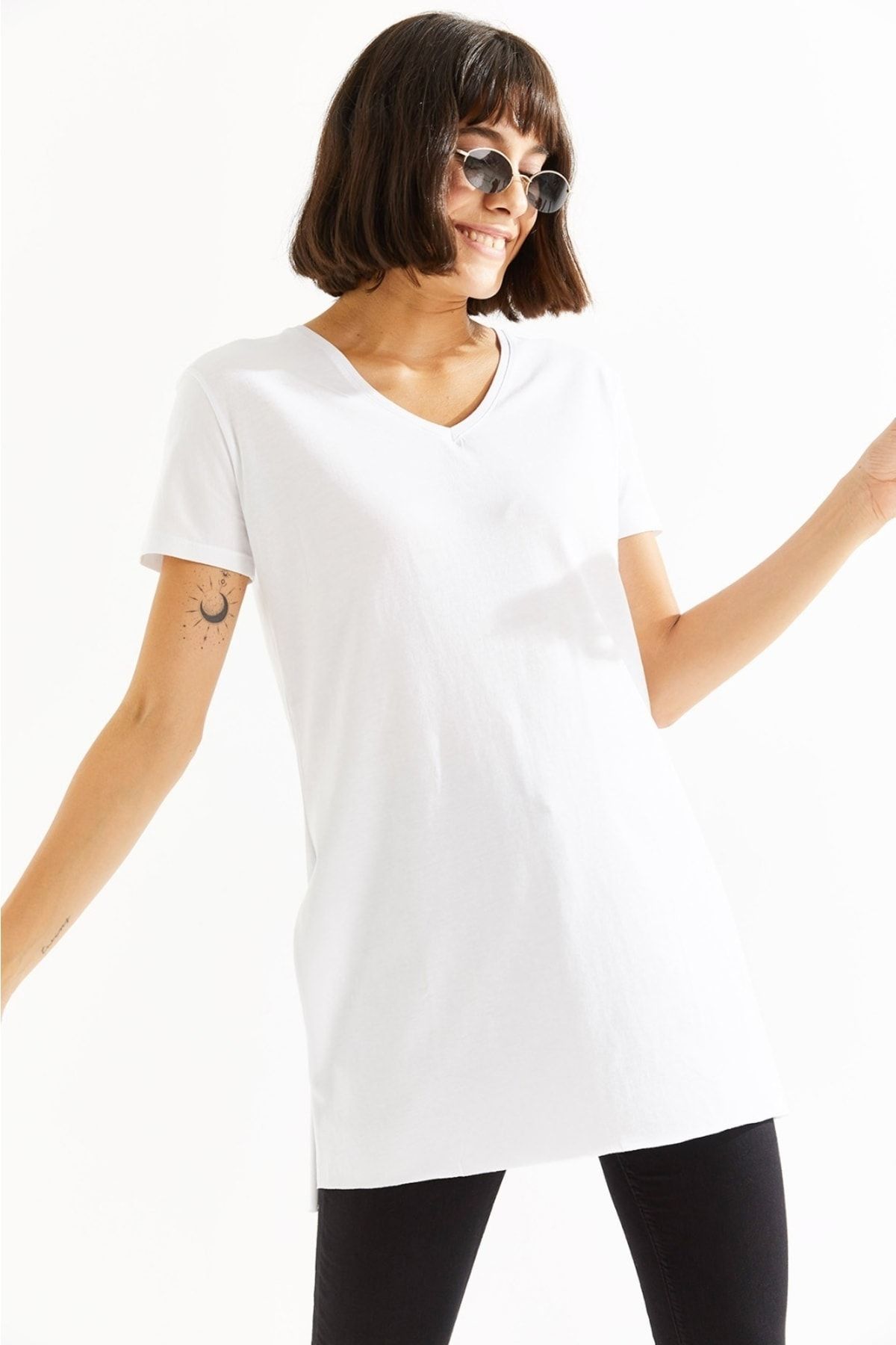 BELLAMİRA Kadın T-shirt V Yaka Penye Kumaş Yırtmaçlı Basic Beyaz