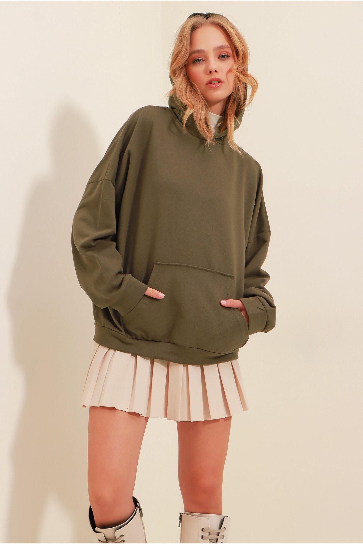 Trend Alaçatı Stili Kadın Haki Kapüşonlu Kanguru Cepli 3 İplik Kalın Sweatshirt ALC-531-009