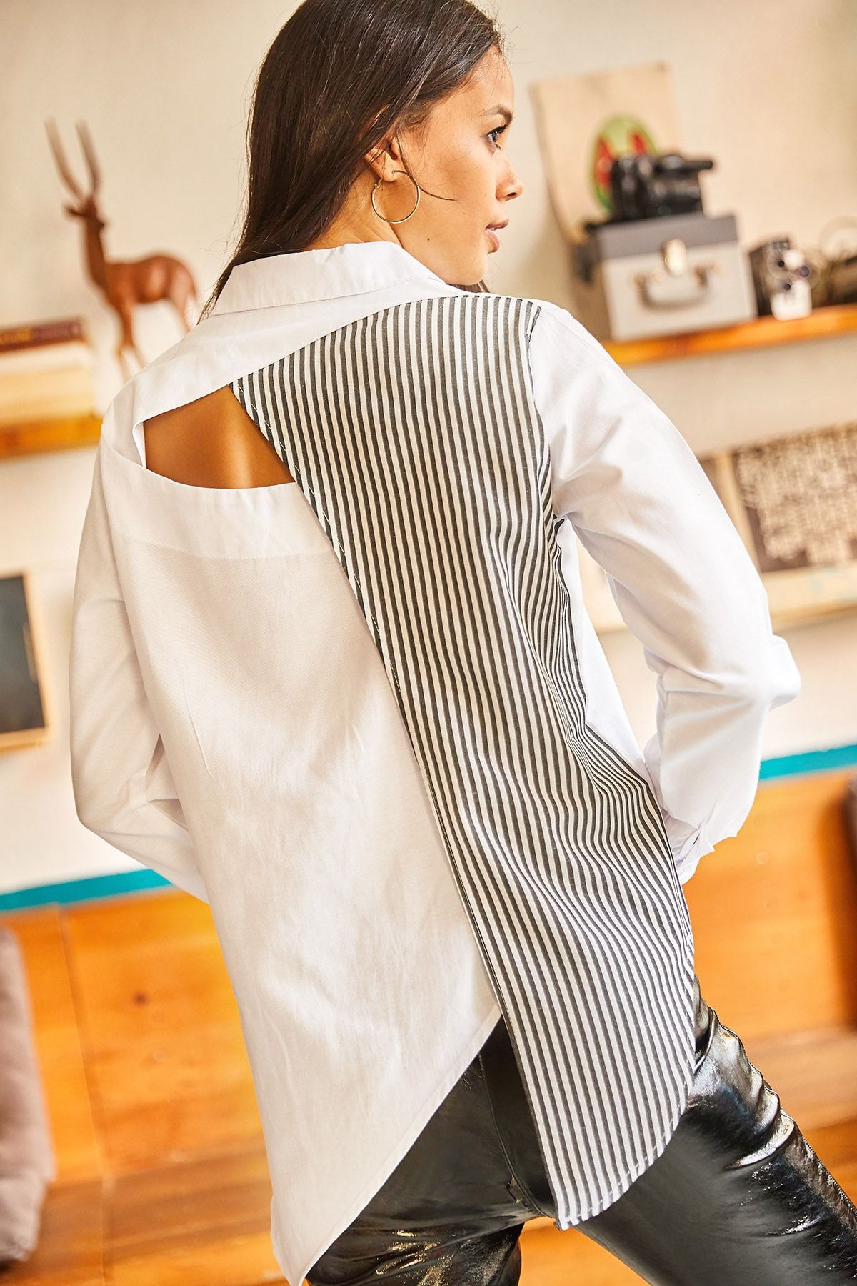 Olalook Kadın Siyah Beyaz Sırtı Cut Out Detaylı Sambre Oversize Gömlek GML-19001052