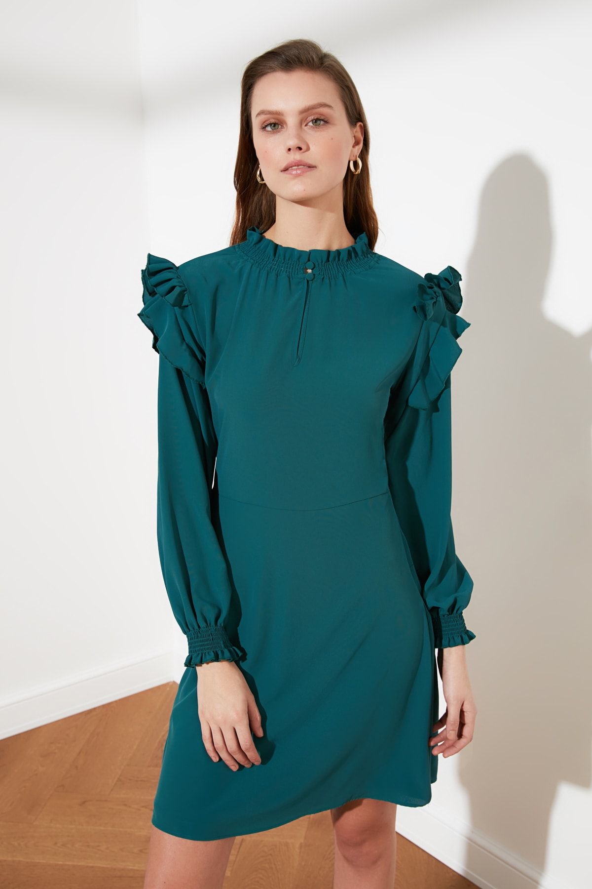 TRENDYOLMİLLA Yeşil Fırfır Detaylı Elbise TWOSS21EL0649