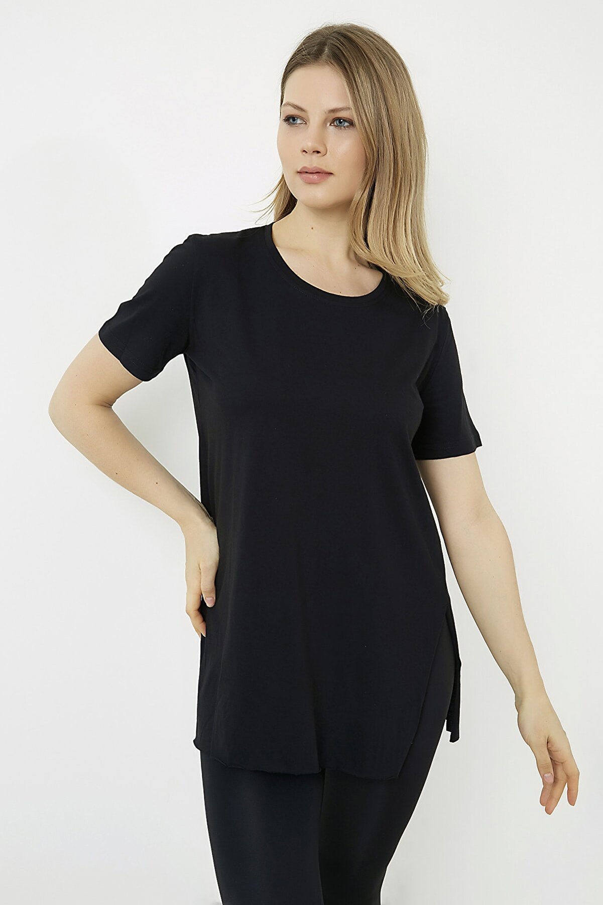 Tomris Kadın Siyah Yanları Yırtmaçlı Uzun T-shirt