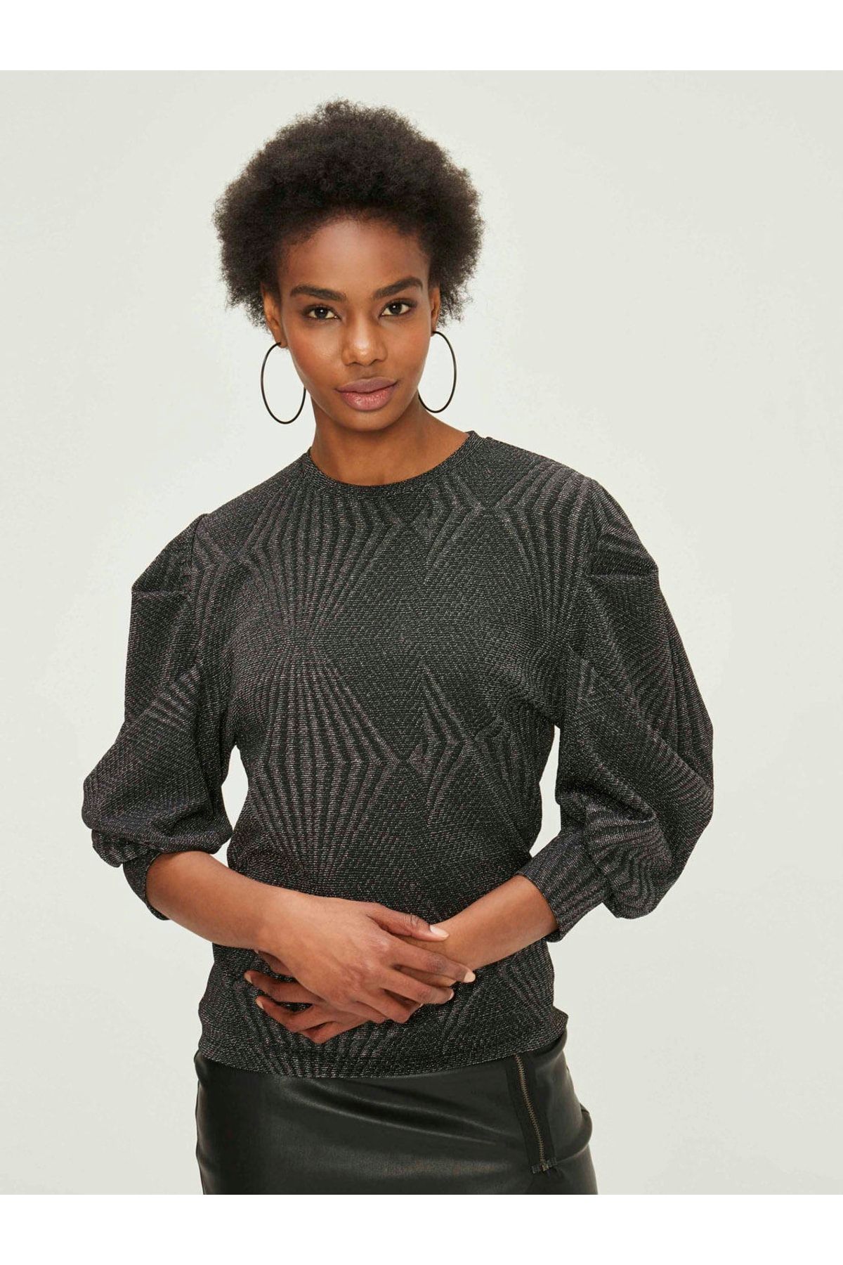 Xint Kadın Siyah Yuvarlak Yaka Sim Detaylı Bluz