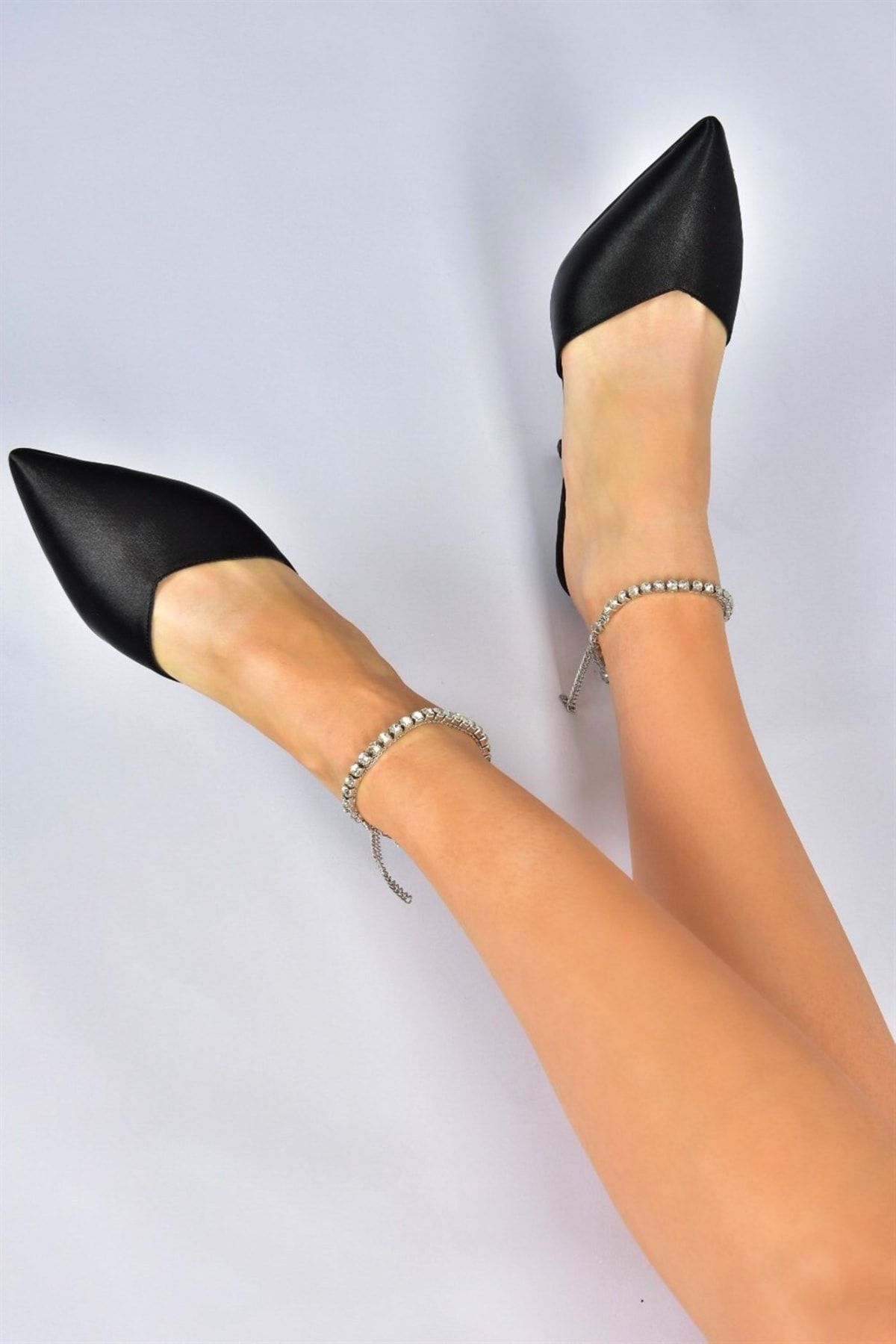 Fox Shoes Siyah Saten Kumaş Taş Tokalı Topuklu Ayakkabı M404010904