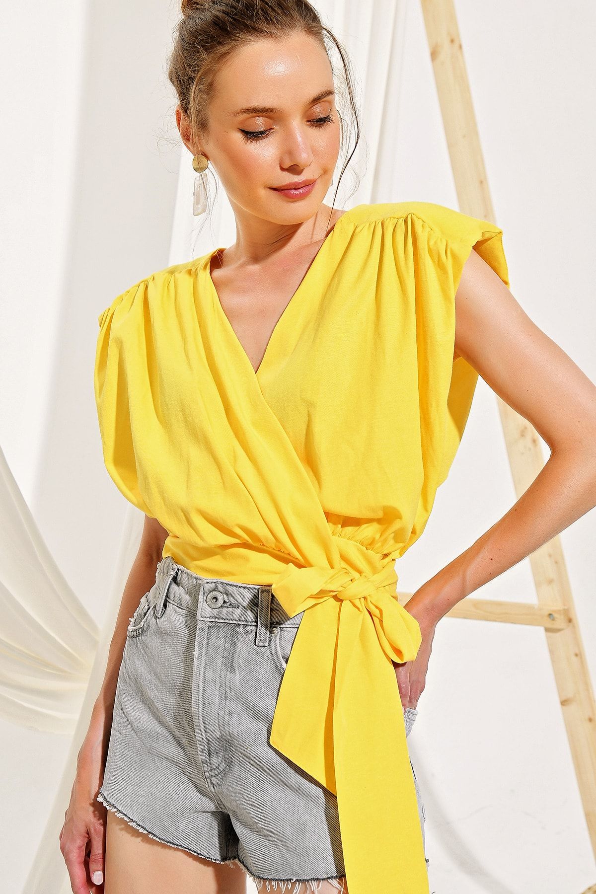 Trend Alaçatı Stili Kadın Sarı Kruvaze Yaka Vatkalı Dokuma Bluz ALC-X4384
