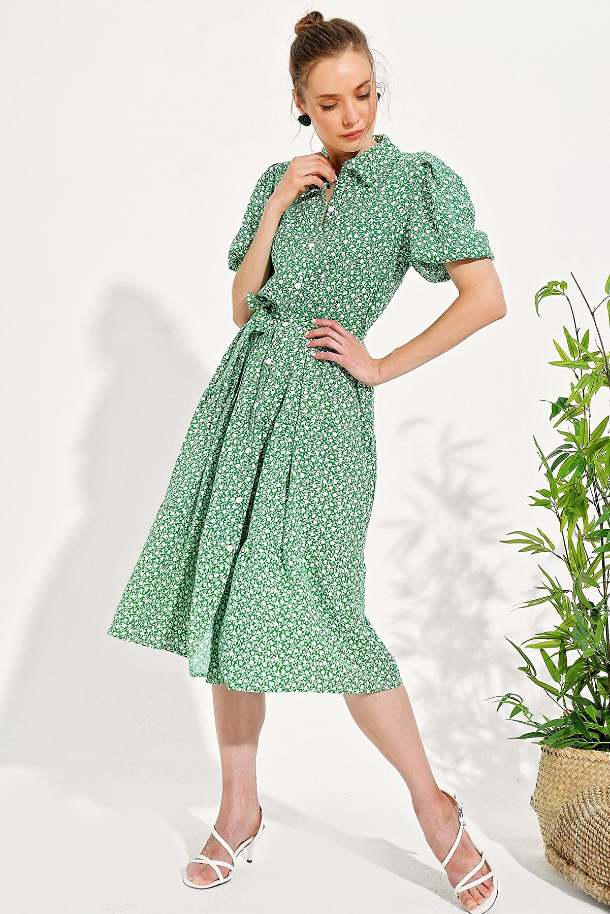 Trend Alaçatı Stili Kadın Yeşil Balon Kol Kat Kat Volanlı Dokuma Gömlek Elbise DNZ-3197