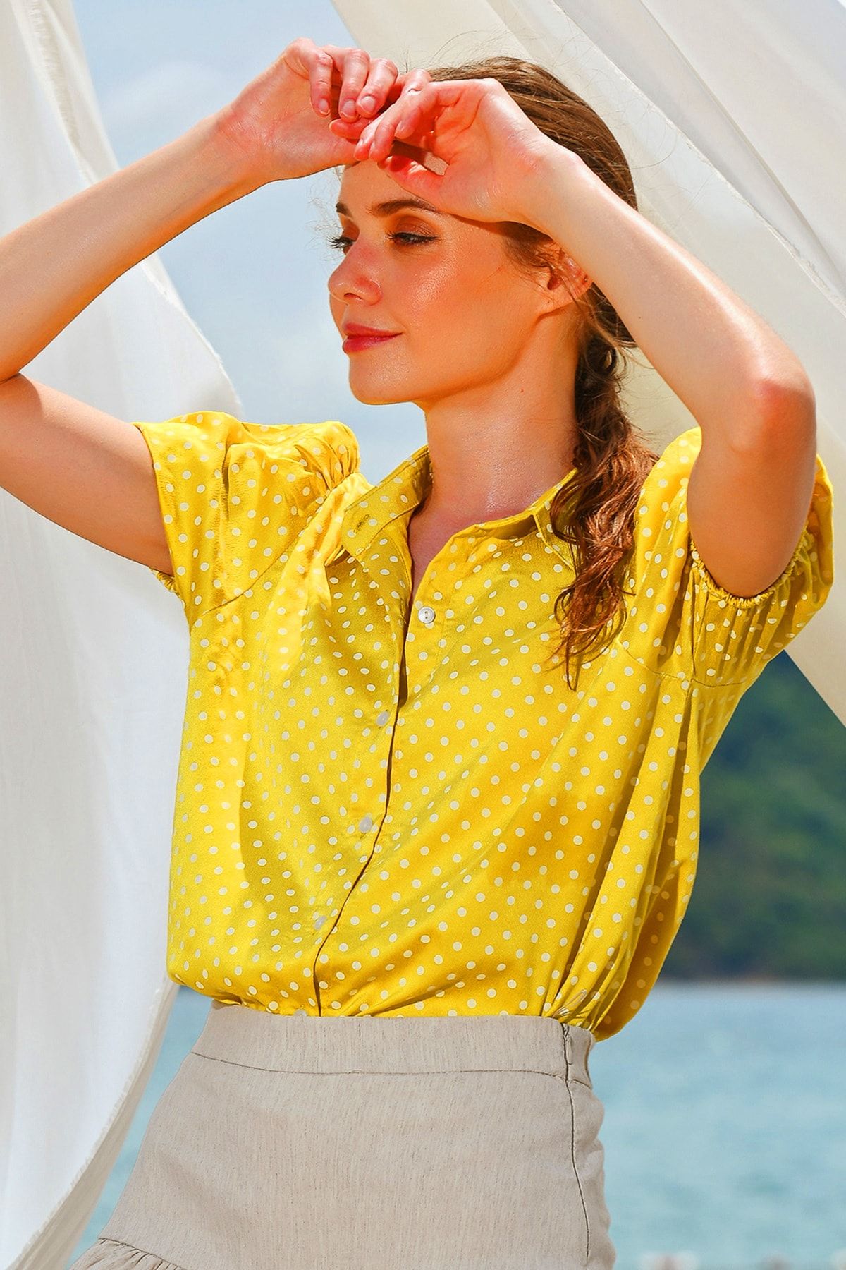 Trend Alaçatı Stili Kadın Sarı Prenses Kol Puantiyeli Dokuma Gömlek Dnz-3204