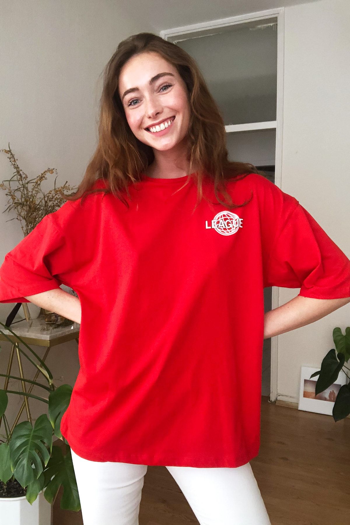 TRENDYOLMİLLA Kırmızı Yazı Detaylı Oversize Örme T-Shirt TWOSS20TS0822
