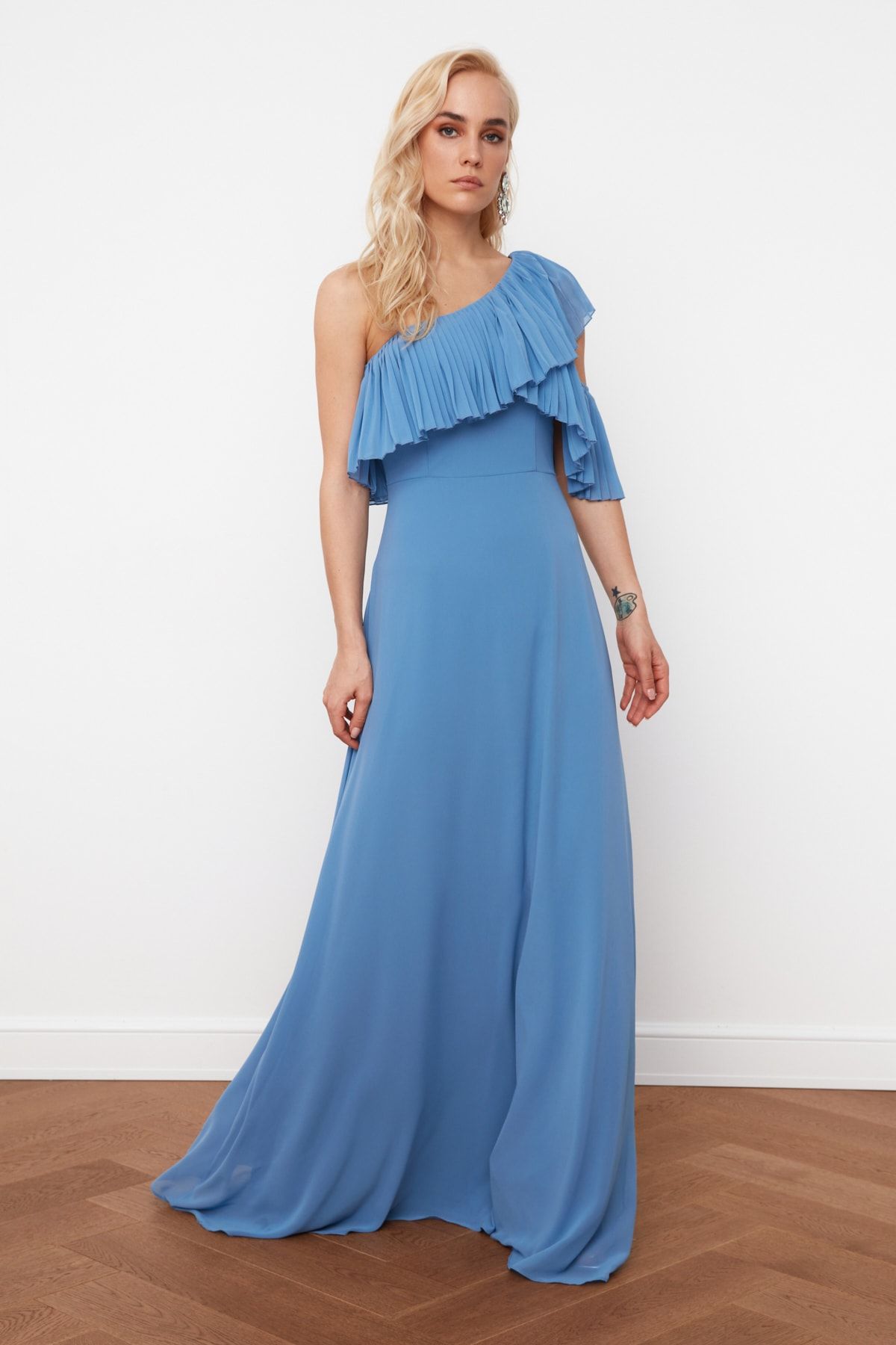 TRENDYOLMİLLA Mavi Kol Detaylı  Şifon Abiye & Mezuniyet Elbisesi TPRSS21AE0002