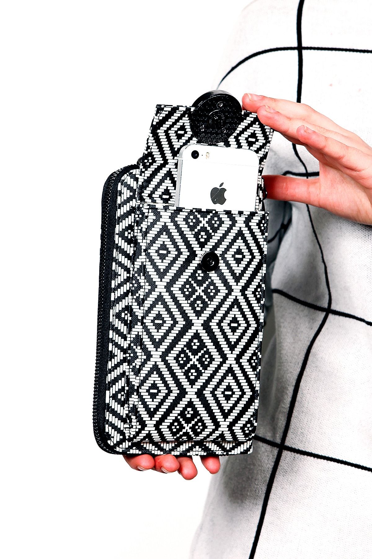MixxStore Kadın Siyah Beyaz Kilim Desenli Omuz Askılı Telefon Bölmeli Cüzdan Çanta