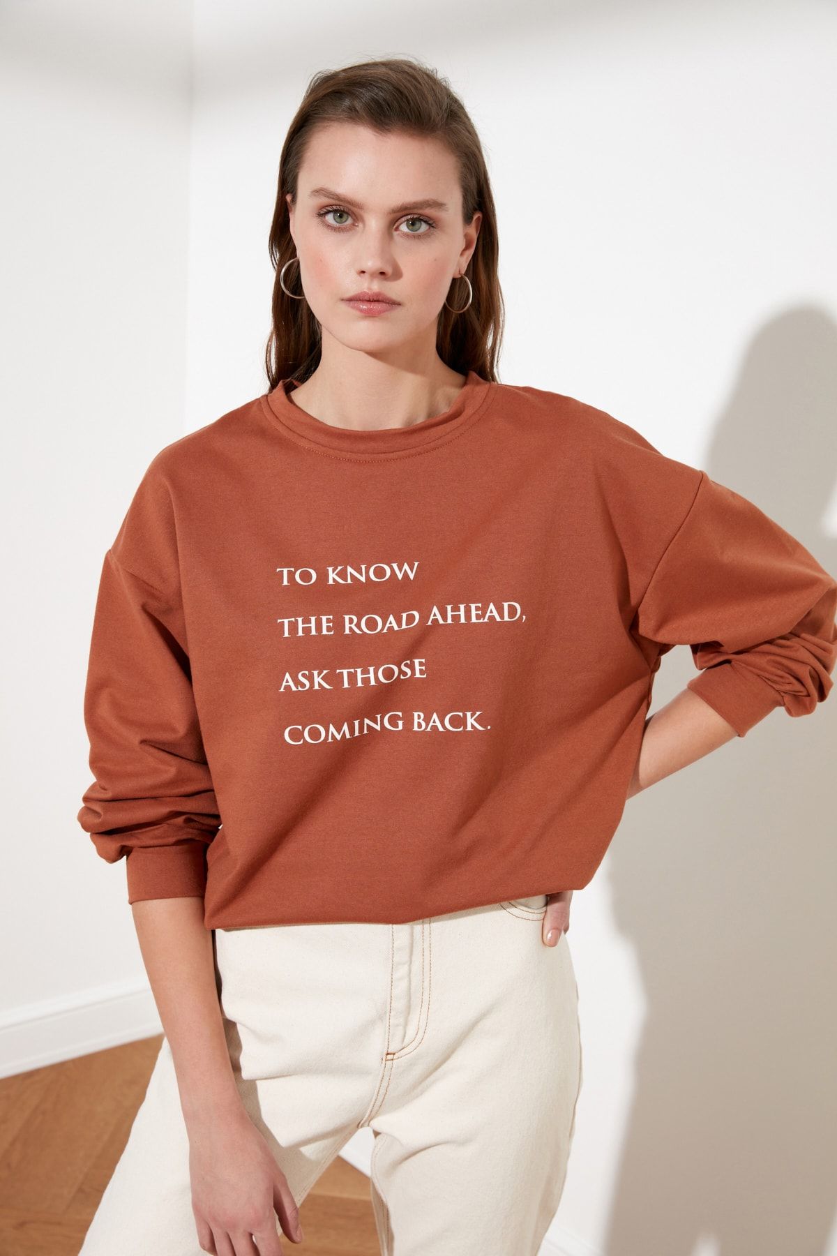 TRENDYOLMİLLA Camel Baskılı Örme Sweatshirt TWOSS21SW0125